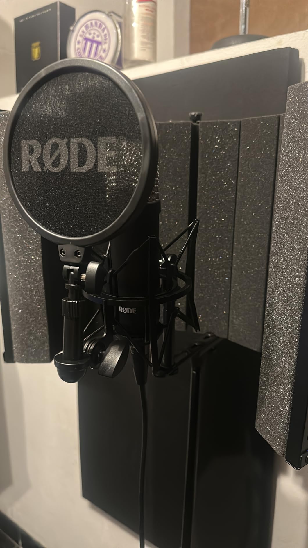 RØDE NT1 Signature Series Studio Condenser Microphone, Black | Shock Mount, Pop Filter and XLR Cable for Music Production, Vocal Recording, Streaming and Podcasting (Black) customer photo 1