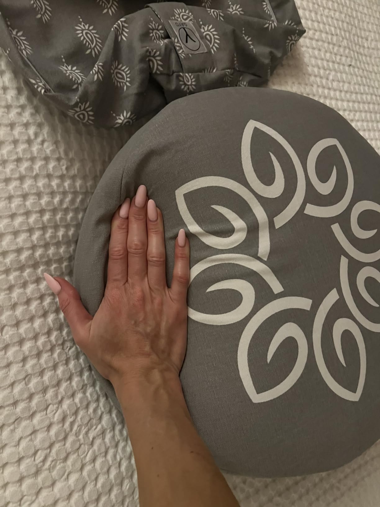 Y O Gayo Meditation Cushion and Floor Pillow. Ideal for Meditation Pillow, Yoga, & Floor Sitting - Premium Buckwheat Supportive Round Cushion with Changeable Cover. Versatile & Stylish - 16