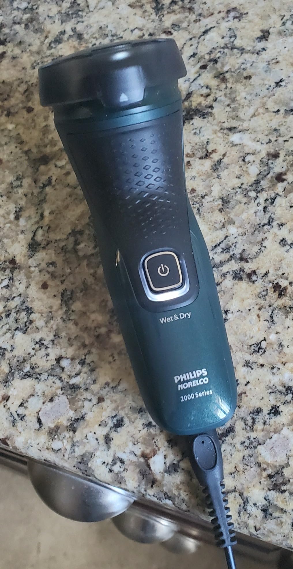 Philips Norelco 2600 Electric Shaver, Dark Forest Green | 27 Self Sharpening ComfortCut Blades, 4D Flex Heads, Wet or Dry Use, 2-Year Blade Life, Travel Pouch, X3052/91 customer photo 1