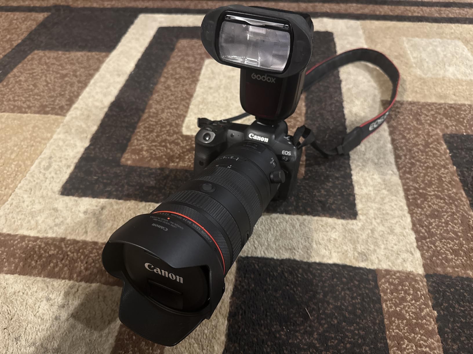 Canon RF24-105mm F2.8 L USM Z Standard Zoom Lens, Mirrorless, Full-Frame Coverage, Close-Focusing, Outstanding Handling, for Events, Photojournalism, Portraiture, Studio Work & Video Creation, Black customer photo 2