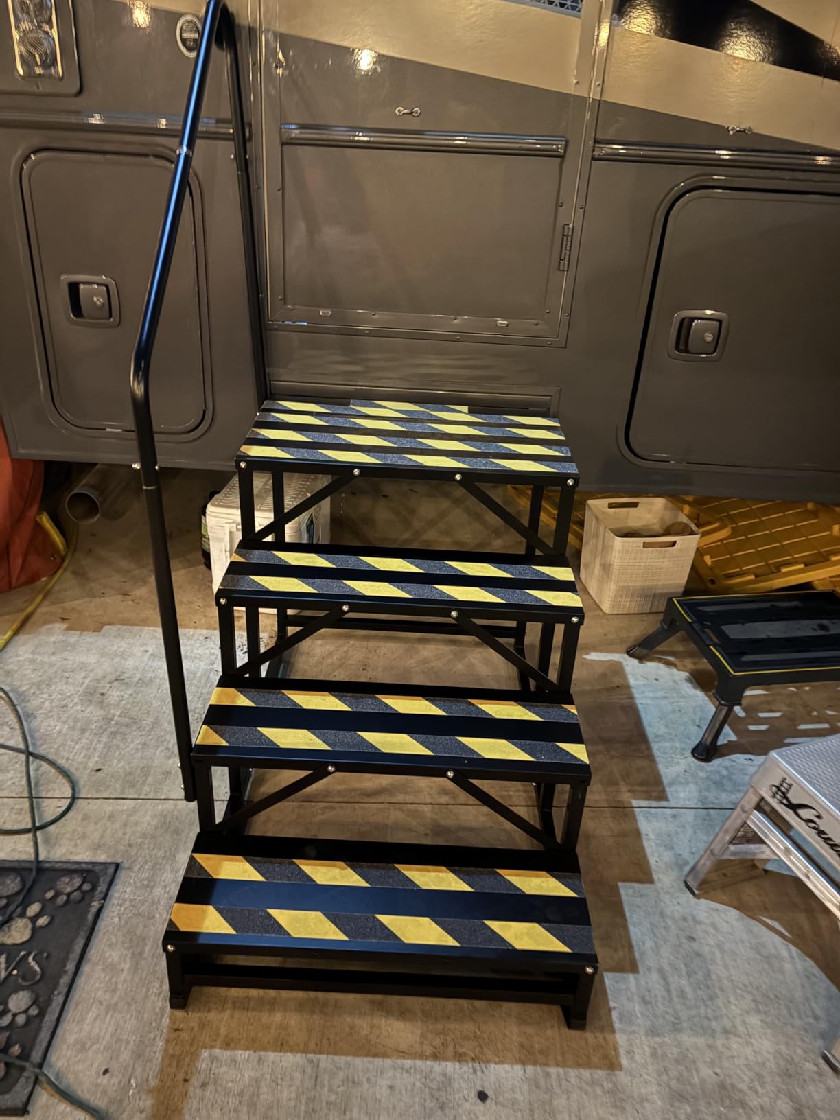 TOCRETOARE RV Steps with Handrail, Hot Tub Steps with Handrail, Portable Stairs Steps for 5th Wheel RV, Mobile Home Stairs Outdoor RV Step (4 Steps with 2 Handrails) customer photo 2