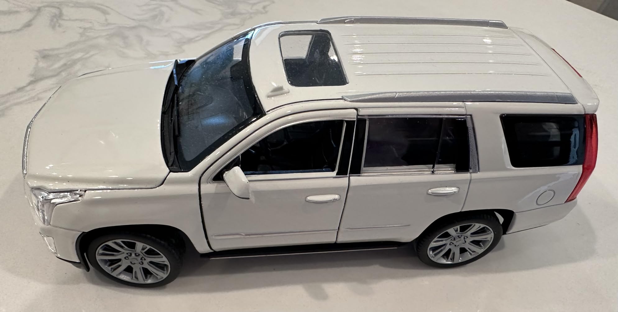 2017 Escalade with Sunroof White 1/24-1/27 Diecast Model Car by Welly 24084w customer photo 2