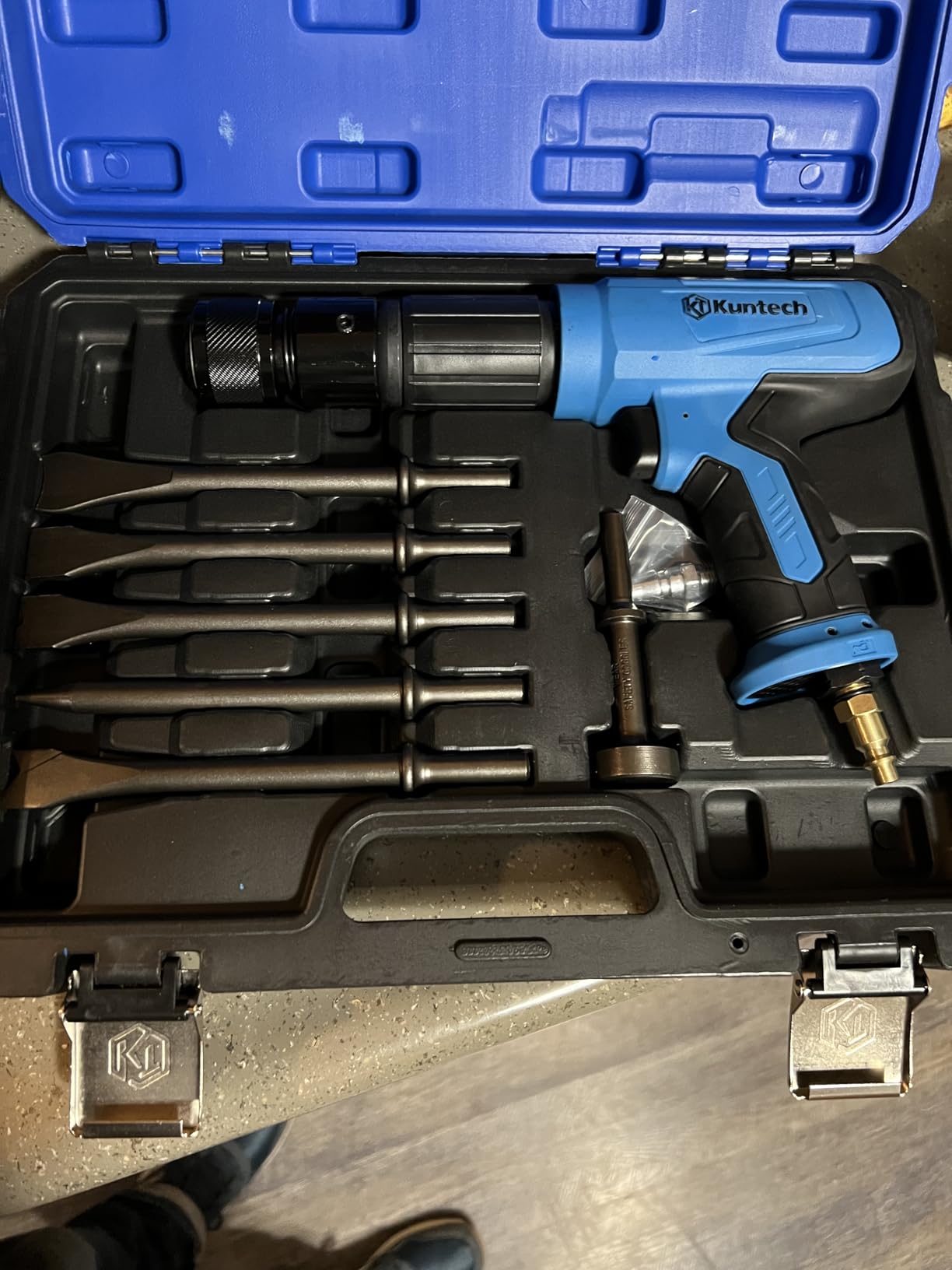 27PCS Air Hammer Kit, Pneumatic Hammers 2500 BPM, Air Hammer Piece Chisel Set with Carrying Case & Gloves customer photo 1