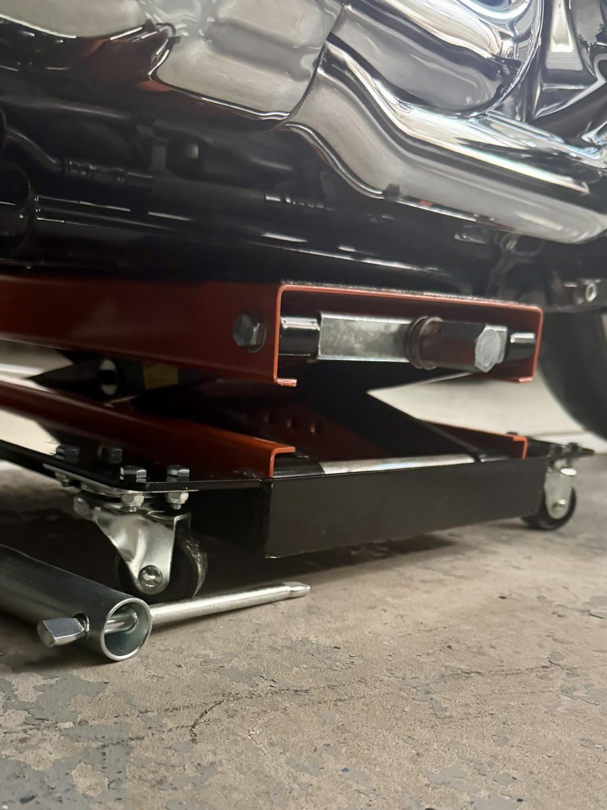 VEVOR Hydraulic Motorcycle Lift Table, 350 lbs Capacity Motorcycle Scissor Jack Lift with Wide Deck, J-Hooks, 4 Wheels, Hydraulic Foot-Operated Jack Stand for ATV Dirt Bikes customer photo 2