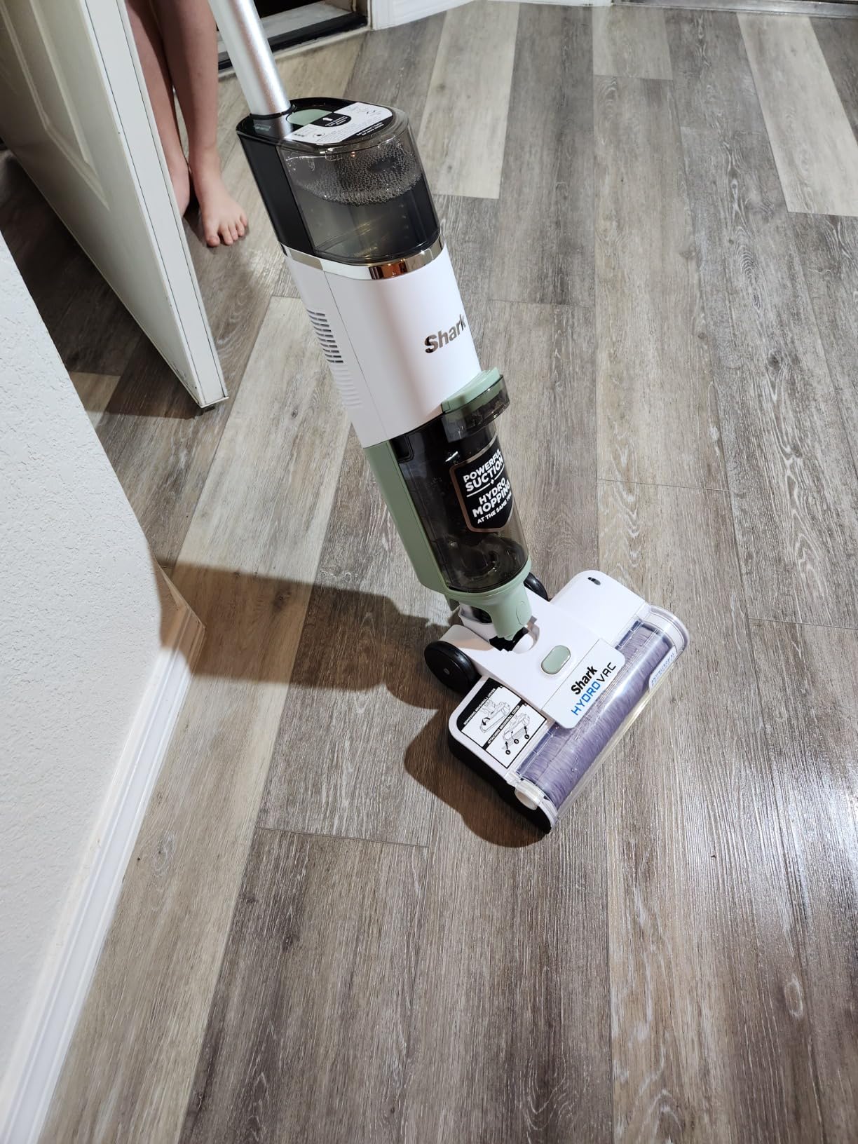 Shark AW302 HydroVac Cordless Pro XL 3-in-1 Vacuum, Mop & Self-Cleaning System customer photo 2