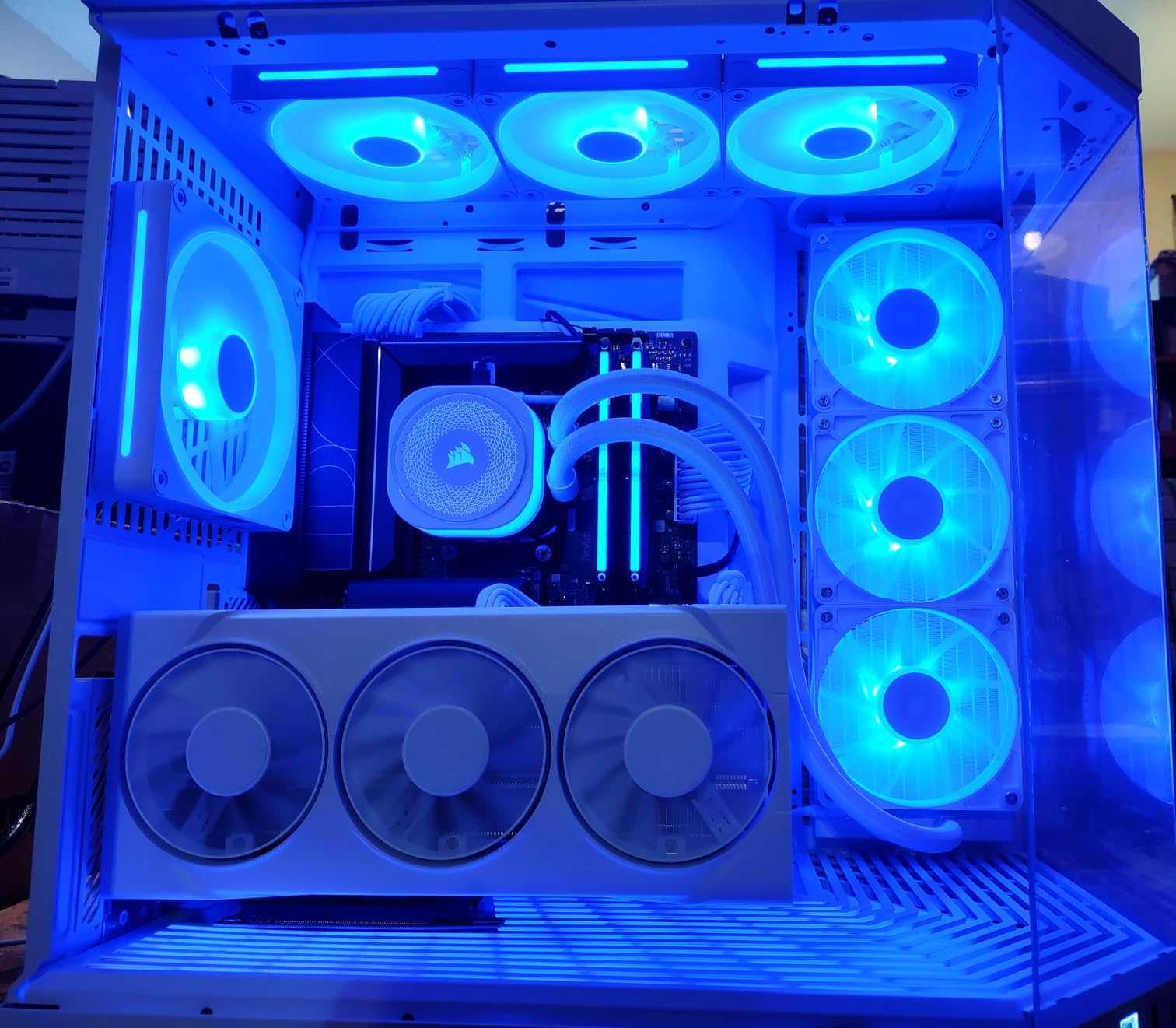 Y70 Modern Aesthetic Gaming PC Case - Panoramic Glass | High-Airflow Design | Cable Management | Dual Chamber ATX Mid-Tower Chassis | 10 Fan Capacity | Luxury PCIe 4.0 Riser Cable - Black/White customer photo 2