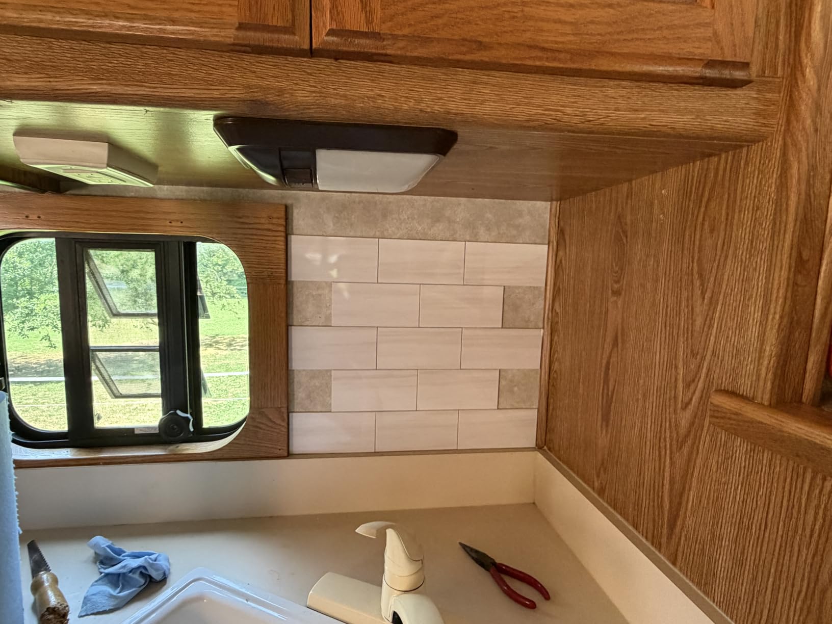 Vamos Tile 100-Piece Glossy Dolomite White Peel and Stick Backsplash Tile, 3''x6'' PVC Subway Tile with White Grout, Stick on Backsplash for Kitchen/Bathroom/Fireplace customer photo 1
