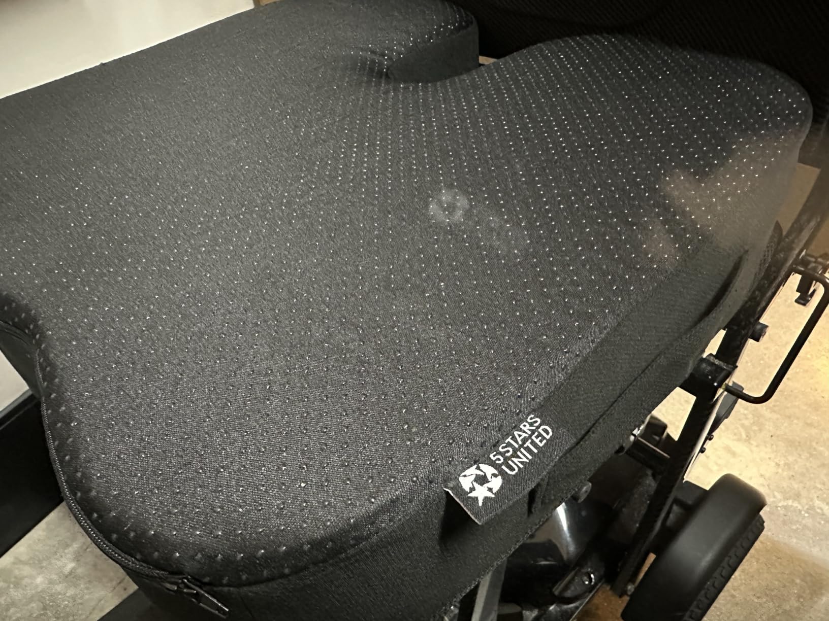 5 STARS UNITED Seat Cushion - Memory Foam & Cooling Gel - Chair Cushion for Tailbone Pain Relief - Ergonomic Support for Coccyx, Sciatica & Butt - Office, Desk & Gaming Chair, Car, Wheelchair, Black customer photo 1