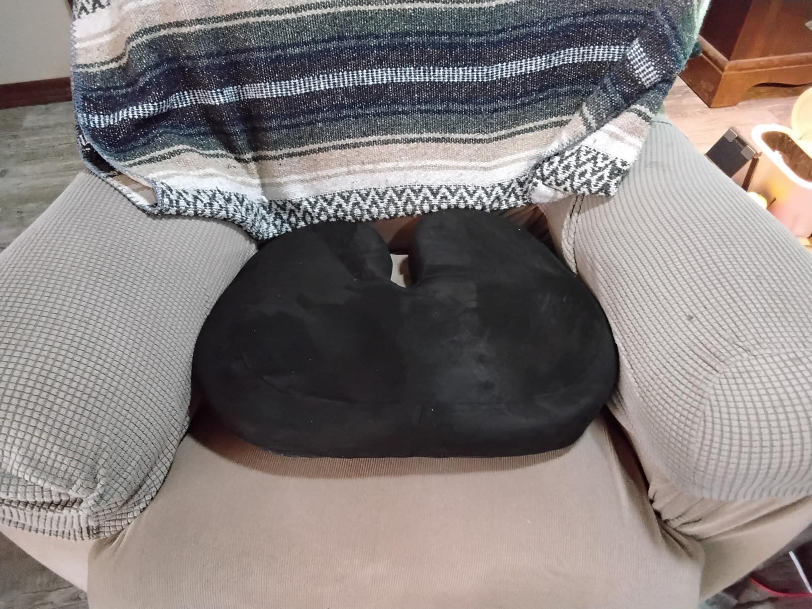 5 STARS UNITED Seat Cushion - Memory Foam & Cooling Gel - Chair Cushion for Tailbone Pain Relief - Ergonomic Support for Coccyx, Sciatica & Butt - Office, Desk & Gaming Chair, Car, Wheelchair, Black customer photo 2