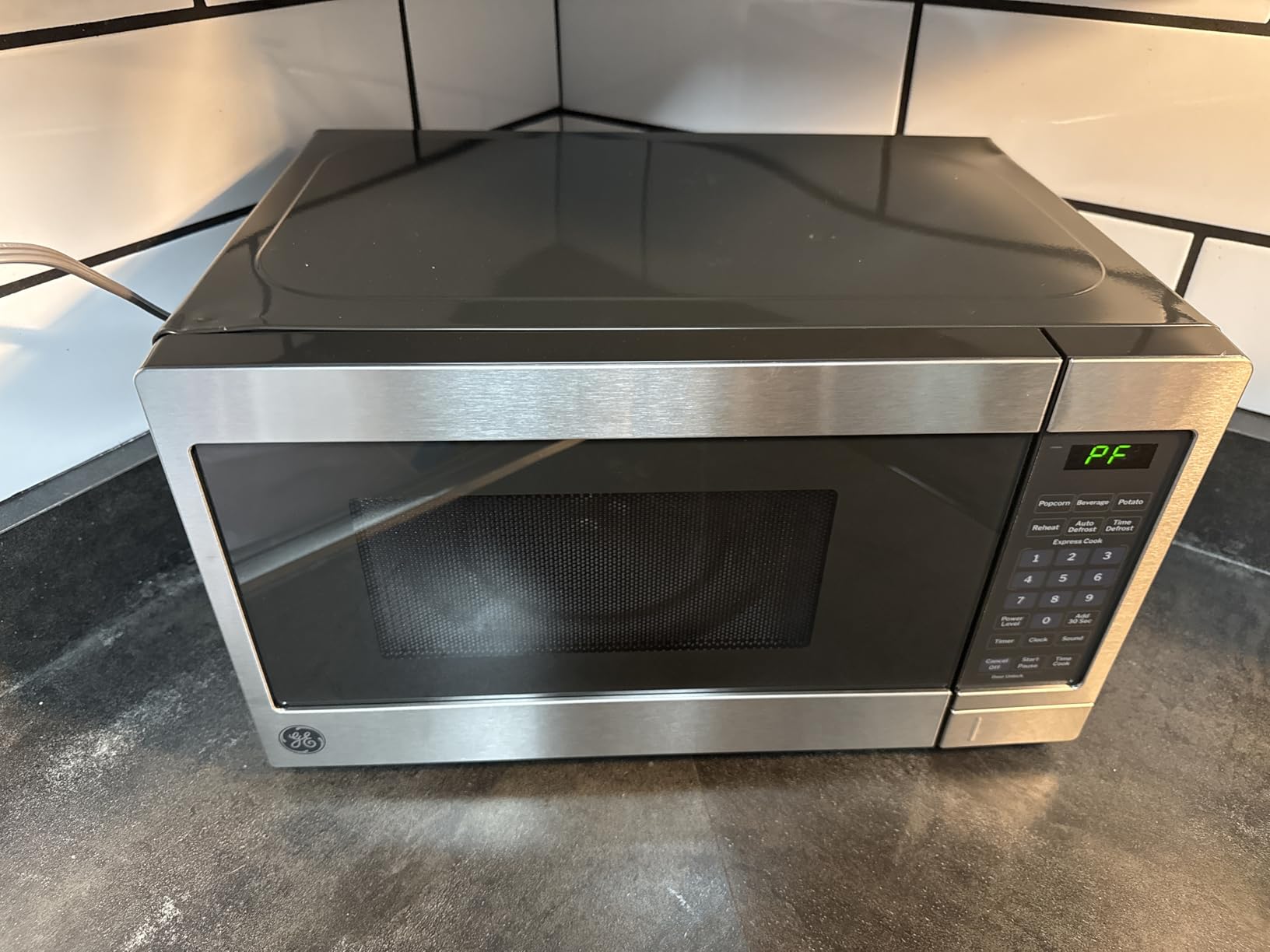 GE Countertop Microwave Oven, 700 Watt, 0.7 Cu. Ft., Black, GCST07N1WBB customer photo 2