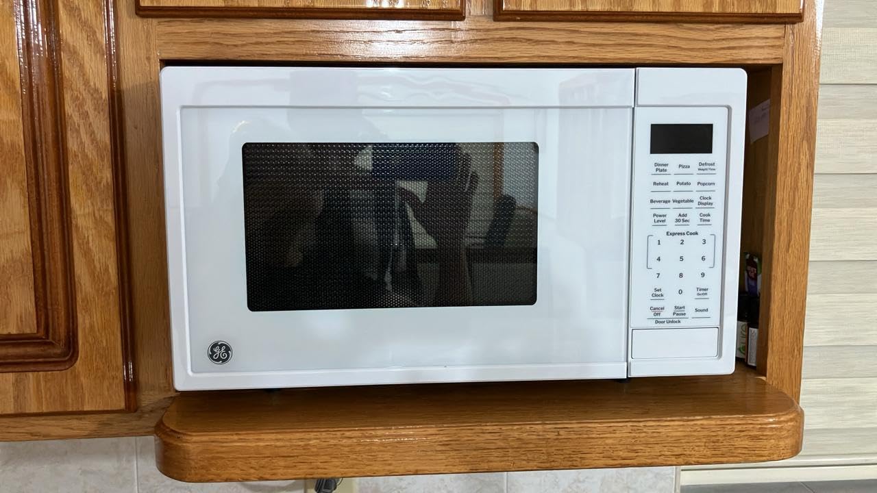 GE Countertop Microwave Oven, Compact 0.9 Cubic Ft., 900-watt Capacity, 7 Auto Cooking Settings, Child-Lock Technology, Kitchen Essentials for The Countertop, Dorm Room or Apartment, White customer photo 2