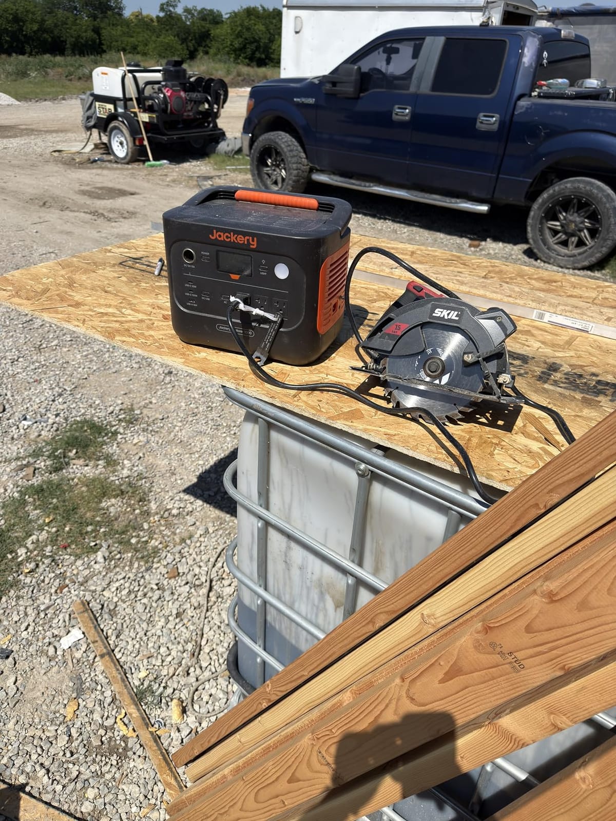 Jackery Solar Generator 1000 v2 and 200W Solar Panel, 1070Wh, 1500W AC, 1 Hr Fast Charge, LiFePO4 Battery, Solar Generator for Outdoor, Off-Grid Living, RV, Emergency customer photo 2