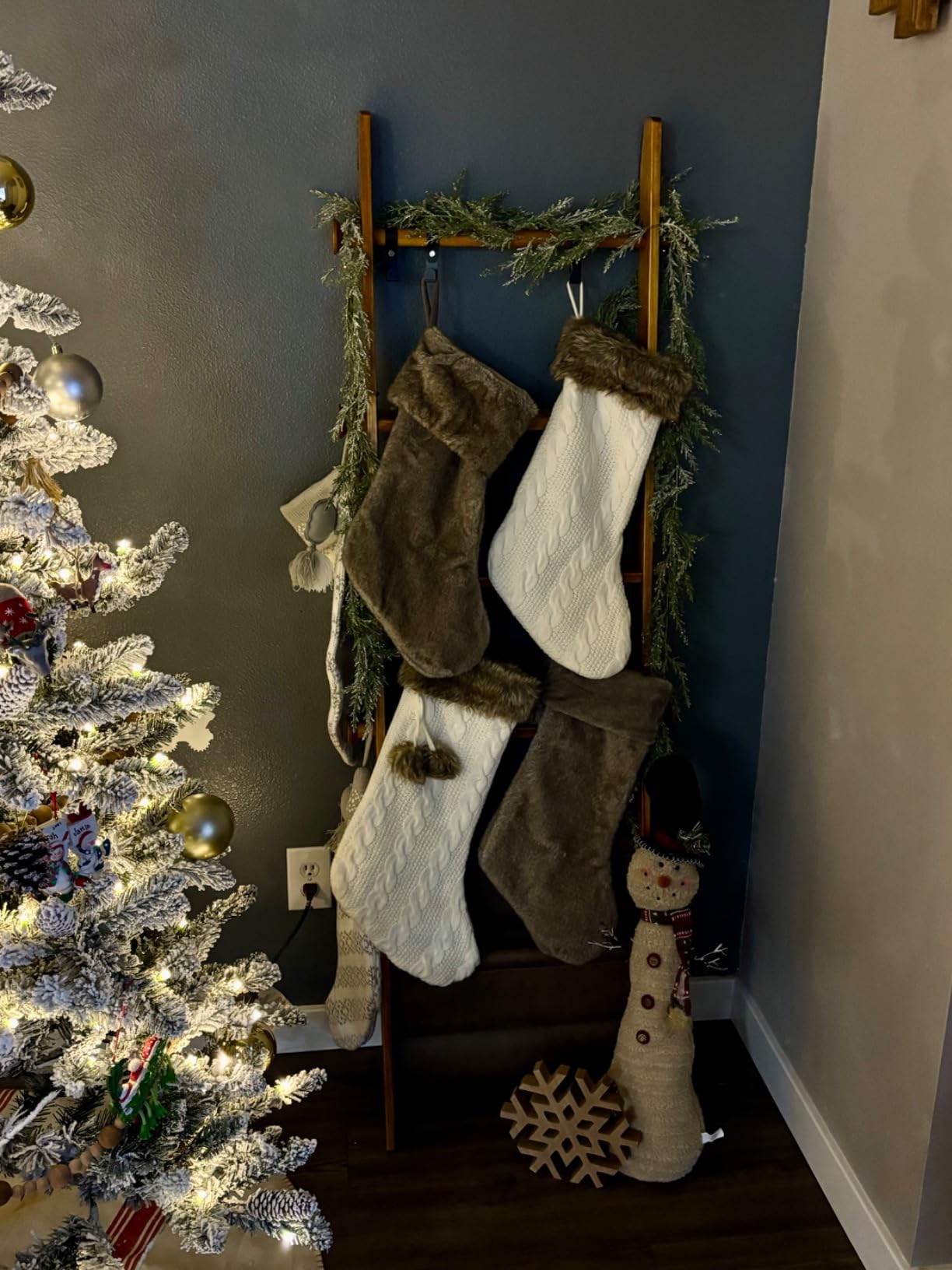 VASAGLE Blanket Ladder for Living Room, 5-Tier Wooden Ladder Shelf, Decorative Farmhouse Blanket Rack with Synthetic Leather Bag, Metal Hooks, Side Hooks, for Bedroom, Caramel Brown ULLS022K01 customer photo 1