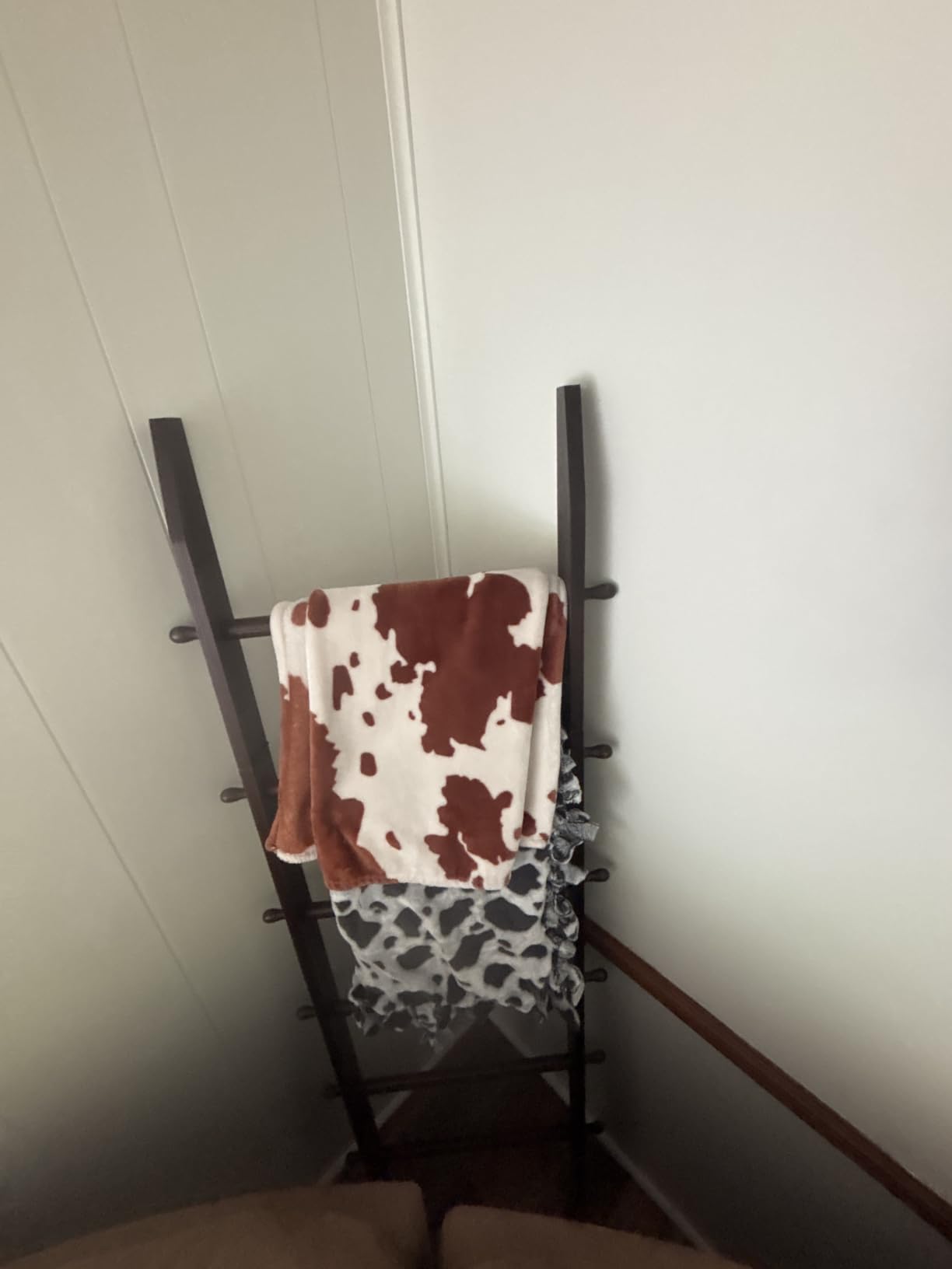 TEAKMAMA 6-Tier 5.4ft Blanket Ladder with Hanging Knobs Rustic Brown | Farmhouse Wall Leaning Solid Wood Scratch & Slip Proof Quilt Rack, Living Room Bedroom Bathroom, Xmas Deco, Easy Setup customer photo 1