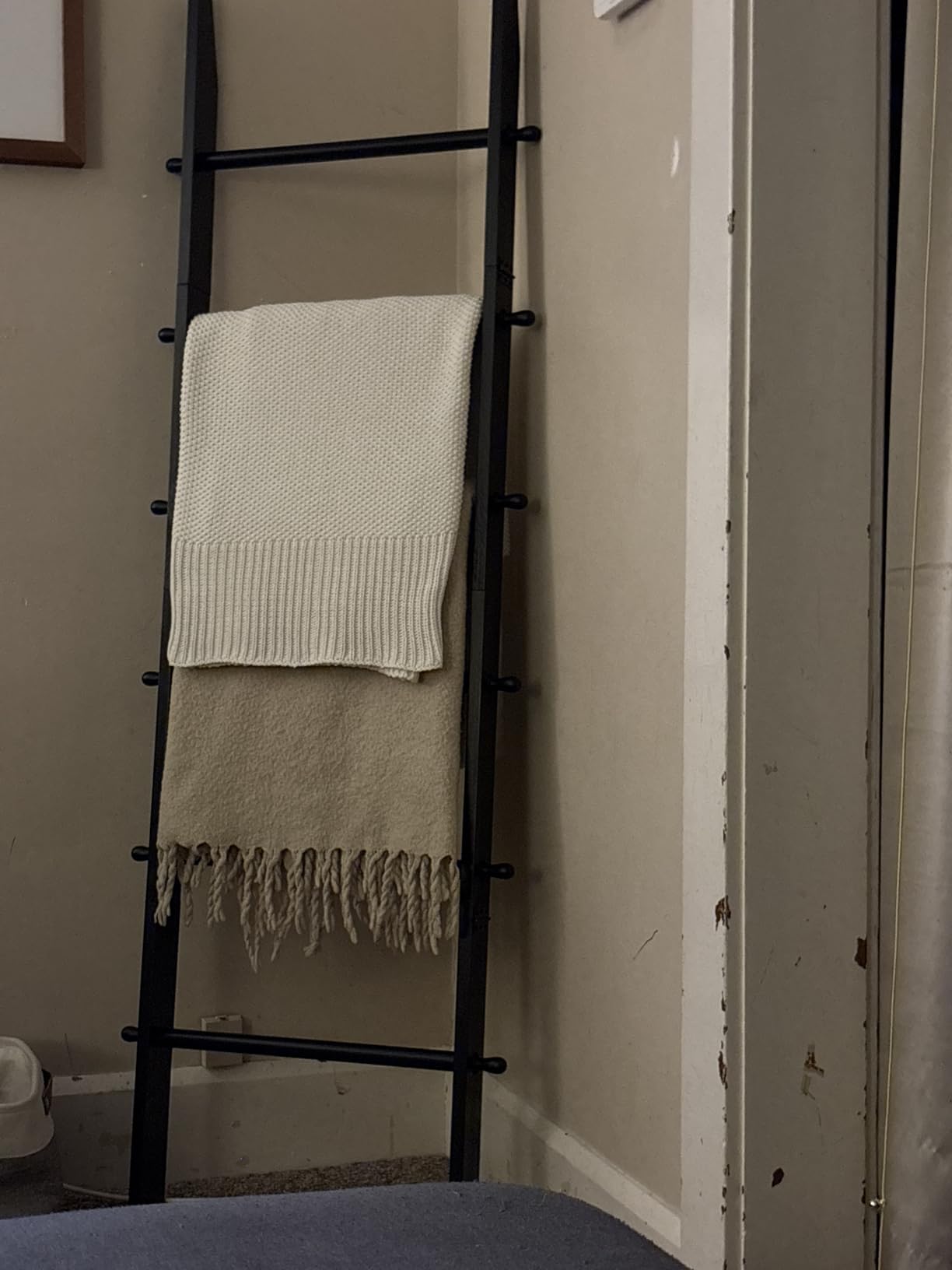 TEAKMAMA 6-Tier 5.4ft Blanket Ladder with Hanging Knobs Rustic Brown | Farmhouse Wall Leaning Solid Wood Scratch & Slip Proof Quilt Rack, Living Room Bedroom Bathroom, Xmas Deco, Easy Setup customer photo 2