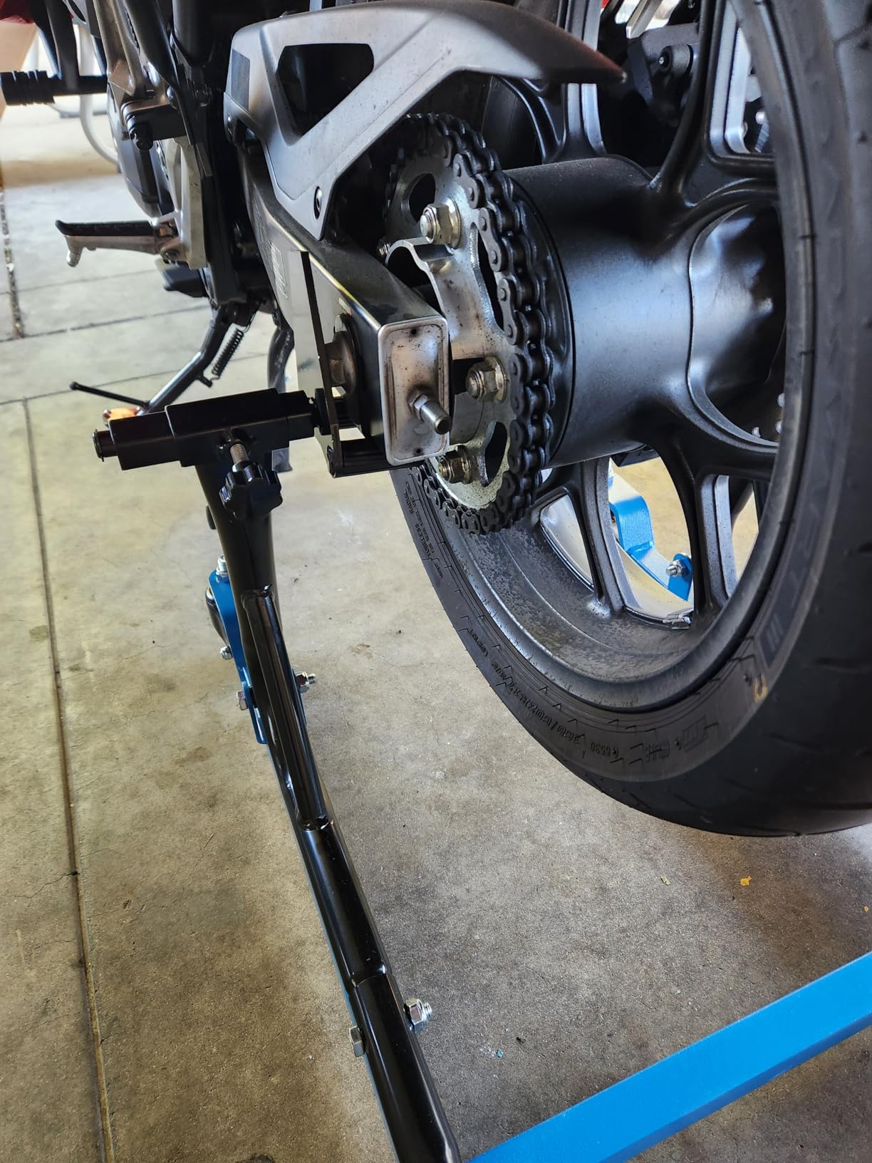 Motorcycle Rear Stand, Heavy-Duty Lift with 4 Casters, 750 lb Capacity, Dual-Layer Steel, Wide Base, Rust-Resistant Finish, Adjustable Width Design customer photo 1