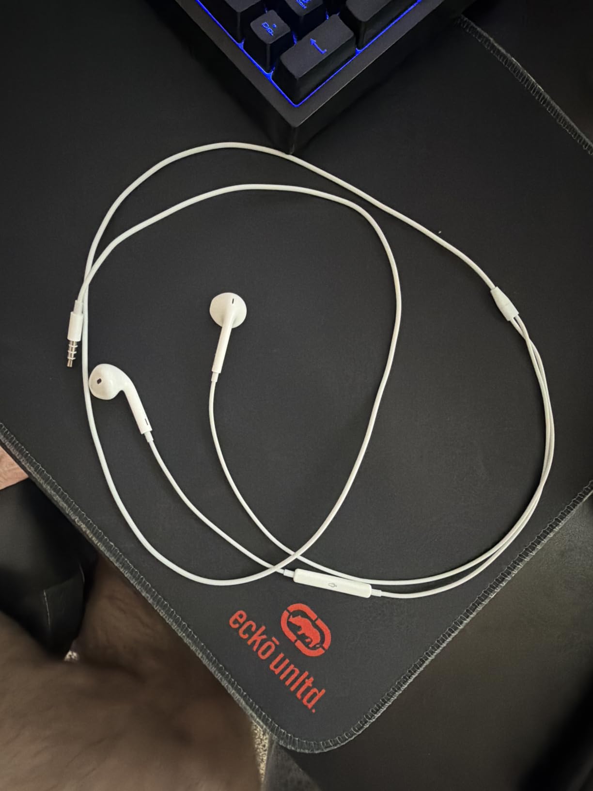 Apple EarPods Headphones with 3.5mm Plug, Wired Ear Buds with Built-in Remote to Control Music, Phone Calls, and Volume customer photo 1