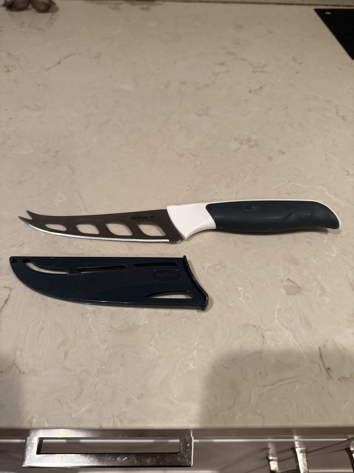 Zyliss Comfort Santoku Knife - Japanese Stainless Steel Blade - Non-Slip Contoured Handle for All Hand Sizes - Kitchen Tools with Safety Kitchen Blade Guards - Dishwasher Safe - 5.9