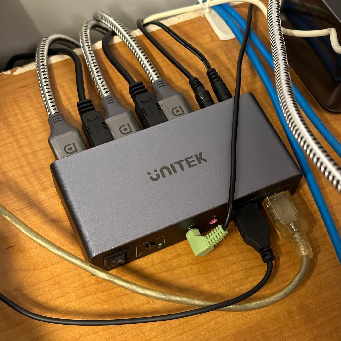 Unitek KVM Switch 2 Monitors 2 Computers HDMI Displayport Dual Monitor 2 PC | 4K@60Hz KVM Switcher 3 USB Ports for Keyboard Mouse Hard Drives Mic Headphone Jack, DC 5V Power Delivery Controller, Aluminum customer photo 1