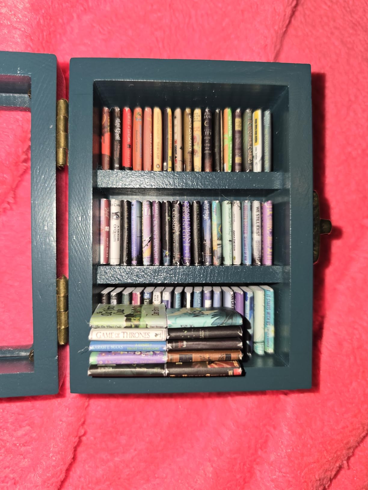 SIHPTO Mini Wooden Bookshelf Desktop Decor Gift for Book Lovers | Mini Library Ornament with 60 PCS Mini Books, Stress Relief Fidget Decor for Home & Office customer photo 2