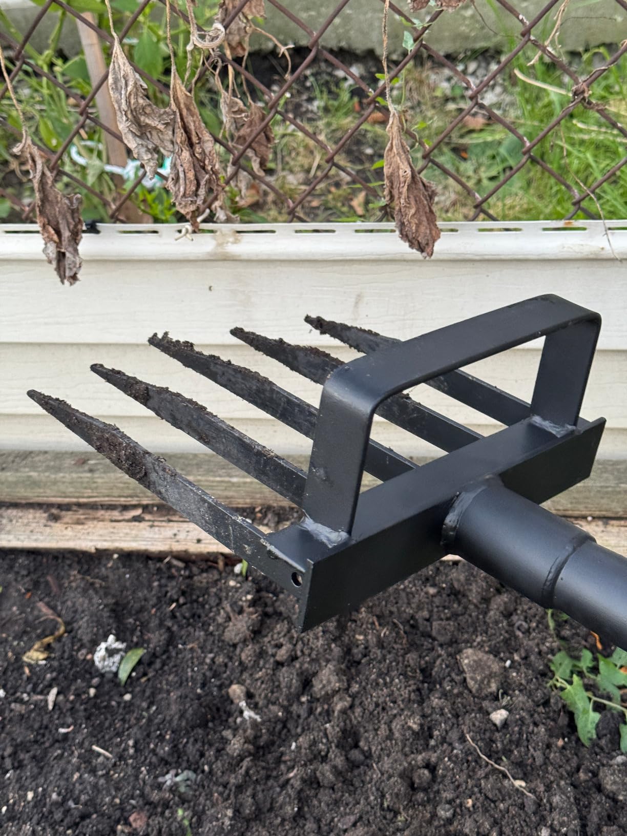 Pitch Fork for Garden, 5-Tine Heavy Duty Pitchfork for Loosening Soil, 41 Inch Gardening Fork for Digging, Composting, Spading, Cultivating Soil, Metal Fork Head with Fiberglass Handle, D-Grip customer photo 1