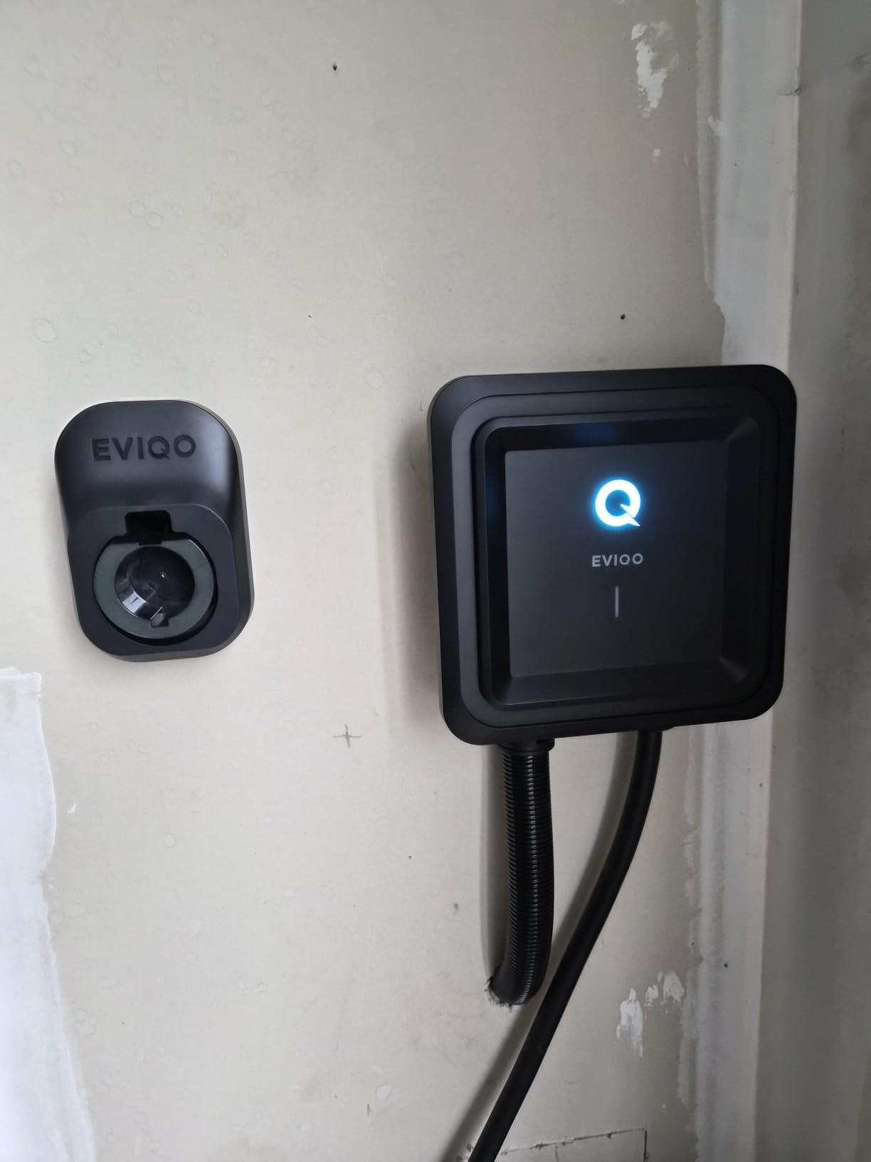 EVIQO Level 2 EV Charger J1772 40A NEMA 14-50 - 240V Wall Charging Station | Plug in, up to 40 mph, 25ft Cable, WiFi (2.4GHz), Smart App, Weatherproof Indoor/Outdoor (IP66, NEMA 4), UL & ETL Certified customer photo 2