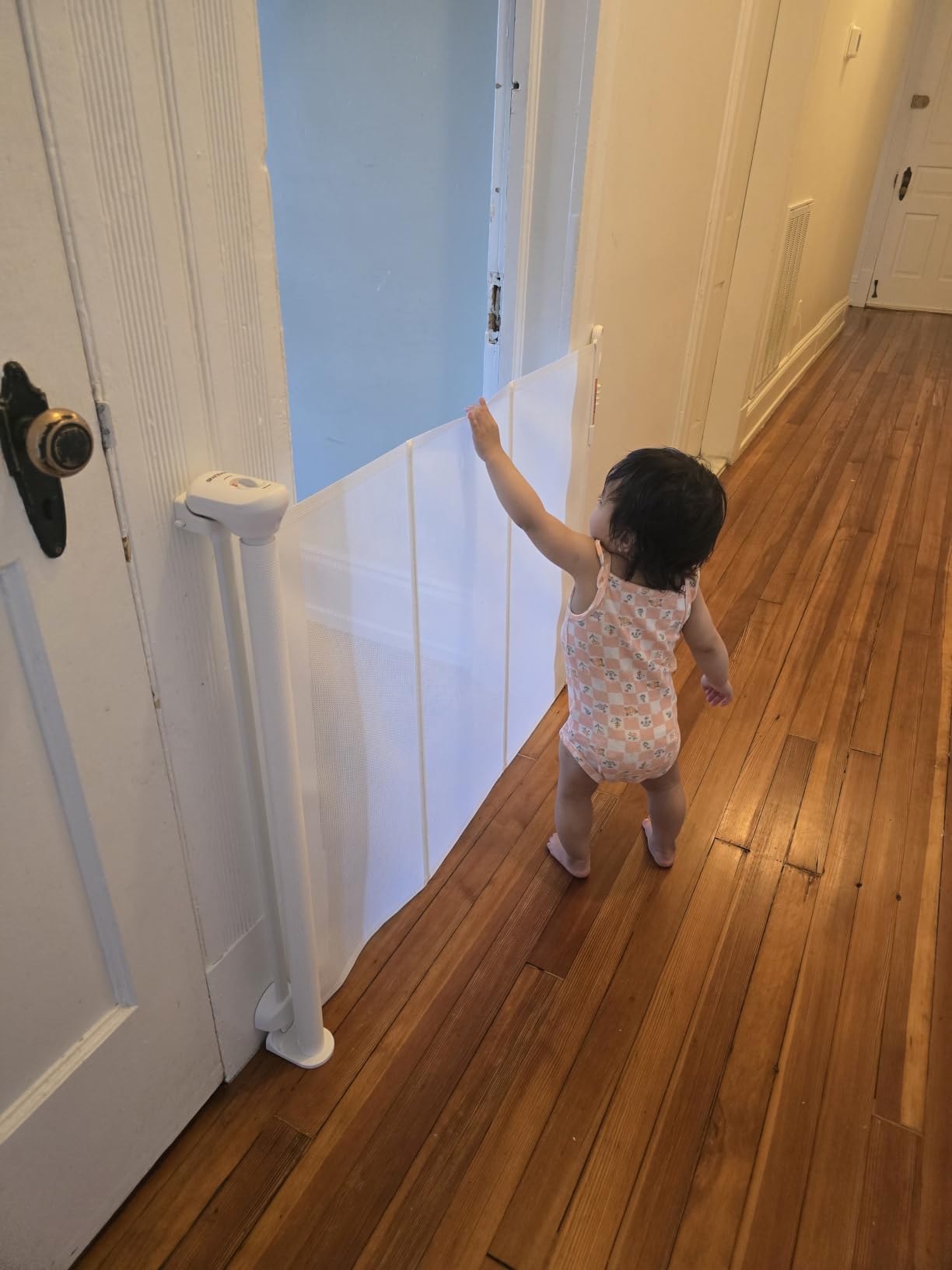 SPACEANY Reinforced Retractable Baby Gate or Mesh Dog Gate, Easy to Use for Stairs, Doorways, Hallways, Indoor, Outdoor, Wide Pet Gate 33.5