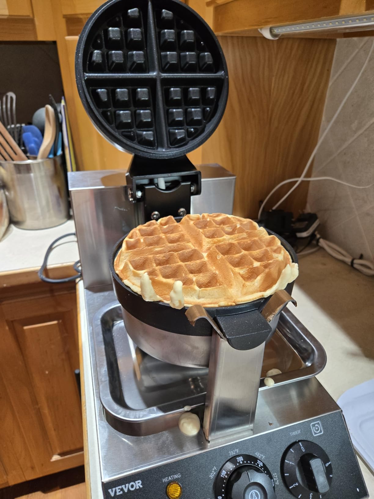VEVOR Commercial Waffle Maker, Dual-Head Round Waffle Baker Machine, 2460W Non-Stick Stainless Steel Belgian Waffle Iron with Temp and Time Control, Handle, for Restaurant Bakery Snack Bar Family customer photo 2