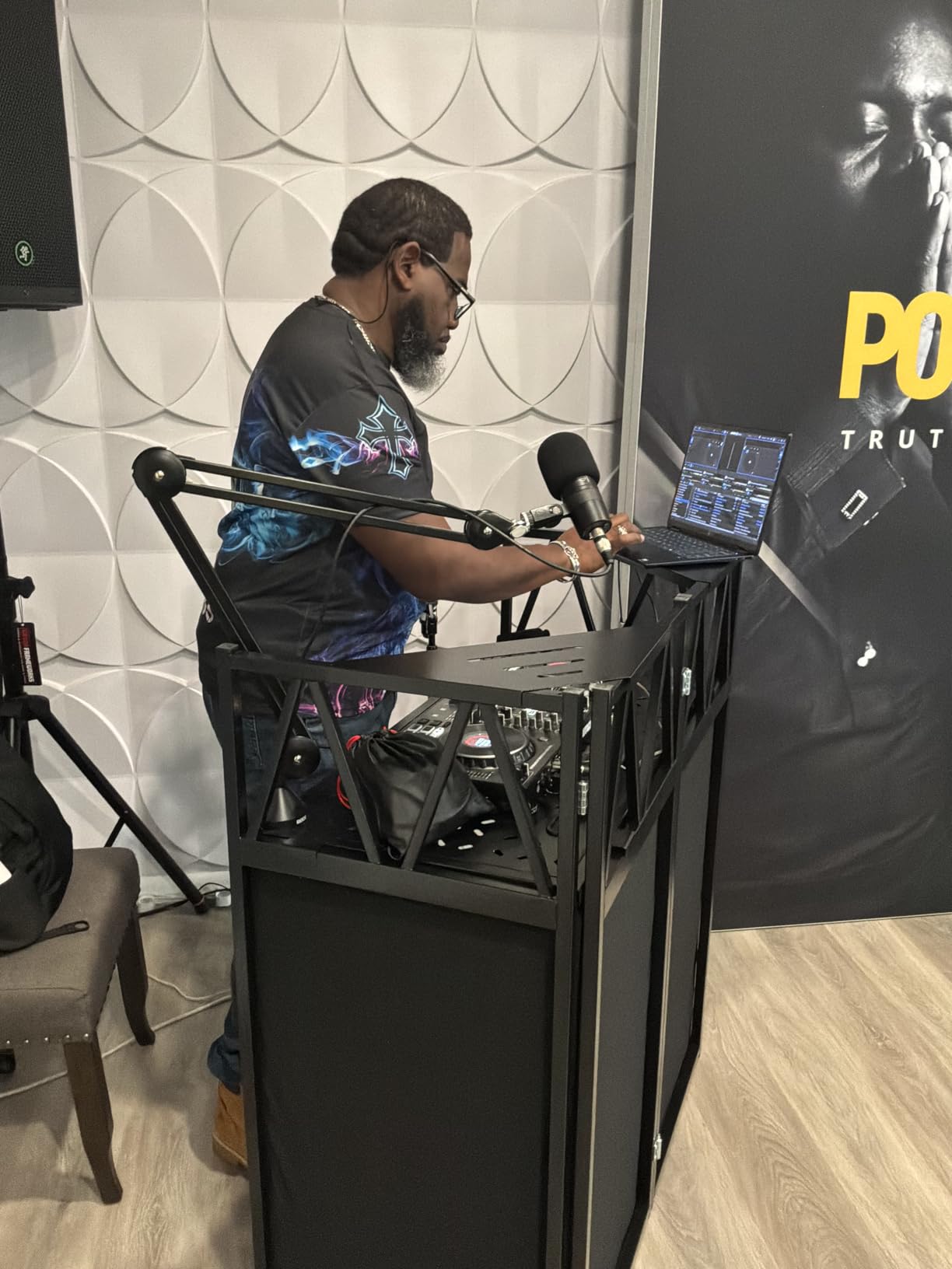 RDCMKL DJ Table Stand Portable Booth, All-Metal Heavy-Duty Foldable DJ Stand, Iron Plate Surface DJ Facade Booth, with 8 Machine-Washable Scrims, Travel Bag customer photo 1