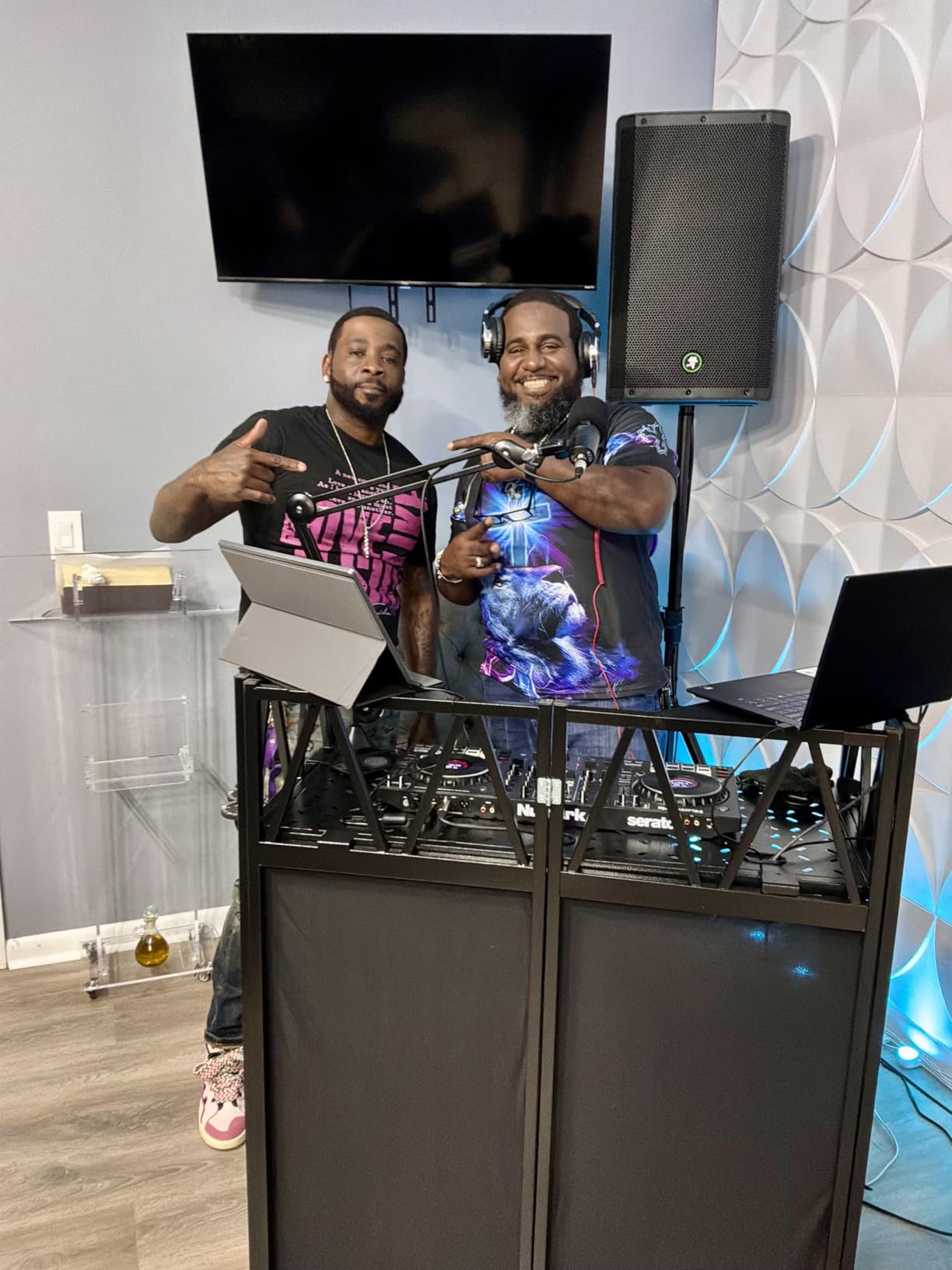 RDCMKL DJ Table Stand Portable Booth, All-Metal Heavy-Duty Foldable DJ Stand, Iron Plate Surface DJ Facade Booth, with 8 Machine-Washable Scrims, Travel Bag customer photo 2