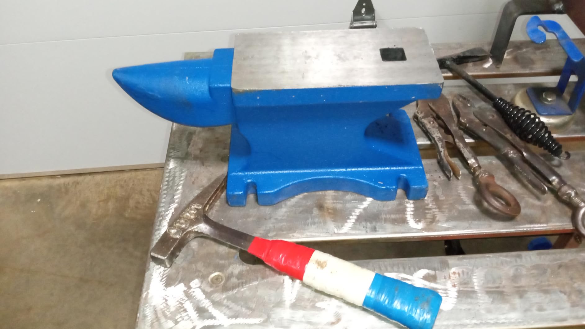 VEVOR Cast Steel Anvil, 105 Lbs Double-Horn Anvil with Large Countertop and Stable Base, High Hardness Rugged Round Horn Anvil Blacksmith, for Bending, Shaping customer photo 1