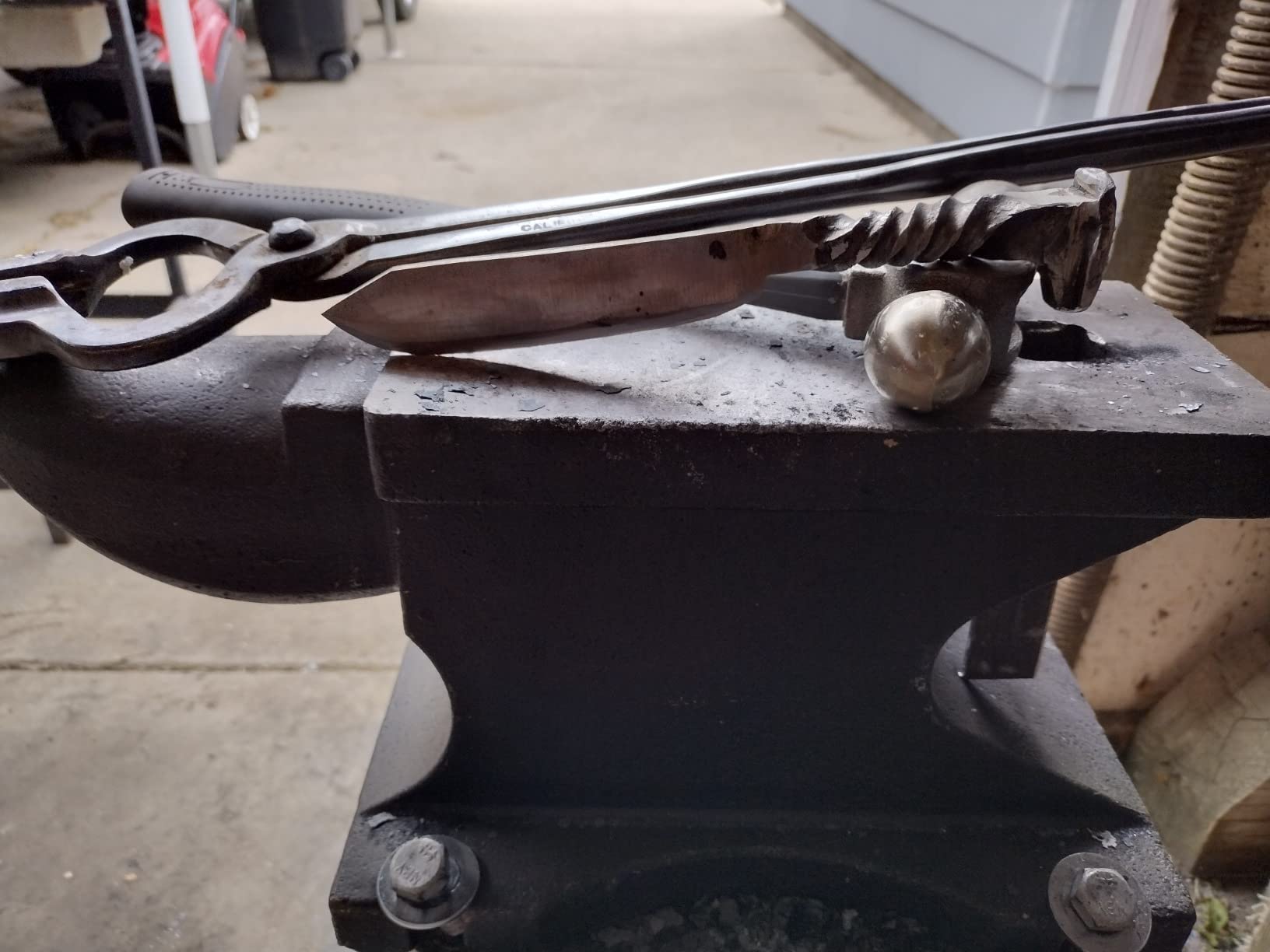 VEVOR Cast Steel Anvil, 105 Lbs Double-Horn Anvil with Large Countertop and Stable Base, High Hardness Rugged Round Horn Anvil Blacksmith, for Bending, Shaping customer photo 2