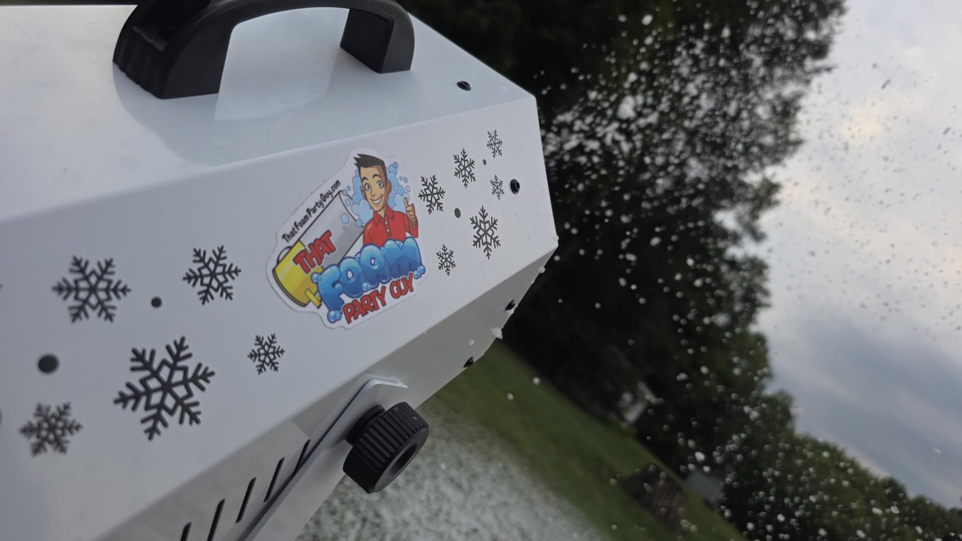 VEVOR Snow Machine, 1500W Snow Maker Machine with Height Adjustable Stand and Wireless Remote Control, High Output Portable Snowmaking Machines for Outdoor Christmas Parties Wedding Stage Effect customer photo 1