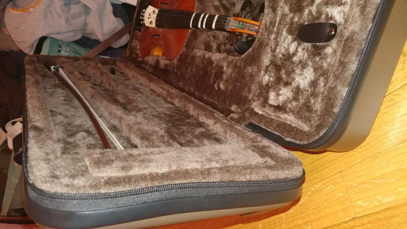 Crossrock Oblong Case fits 4/4 Full-Size Violin, Includes Interior Compartment, 2 Bow Holders, Security Lock, and Detachable Straps - Mint Blue (CRA860VFMB-R) customer photo 1