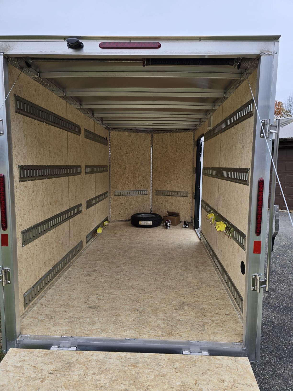 VEVOR E Track Tie-Down Rail Kit, 32PCS 5FT E-Tracks Set Includes 8 Steel Rails, O Rings, Tie-Offs and End Caps customer photo 2