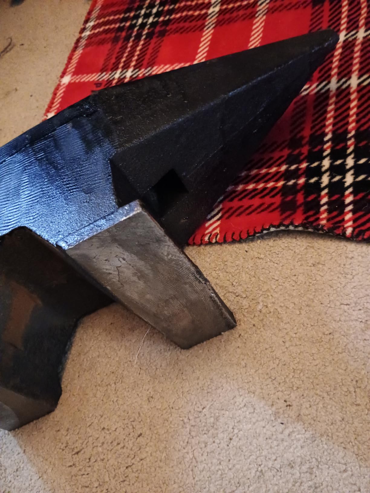 VEVOR Single Horn Anvil, 116lbs Cast Steel Anvil, High Hardness Rugged Round Horn Anvil for Blacksmiths, with Large Countertop and Stable Base, Metal Working Tool for Metal Bending, Shaping, Twisting customer photo 1