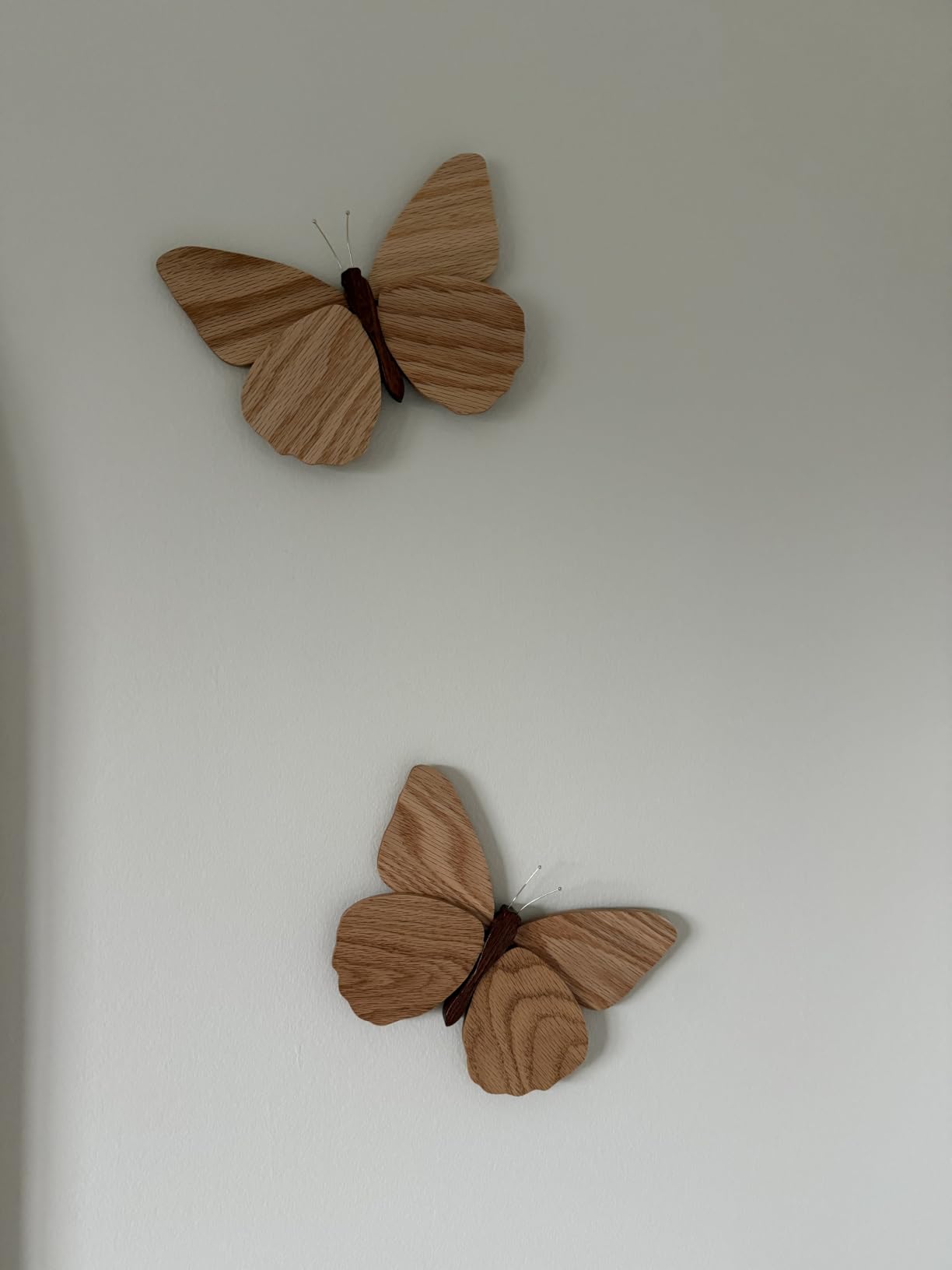 Telinego 2 Pack Handmade Wooden Butterfly Wall Art Sculpture Hanging Decor | Boho Butterfly Wall Decor for Bedroom Bathroom Living Room Home Decoration for Kids Baby Nursery Room Decor - Brown customer photo 2