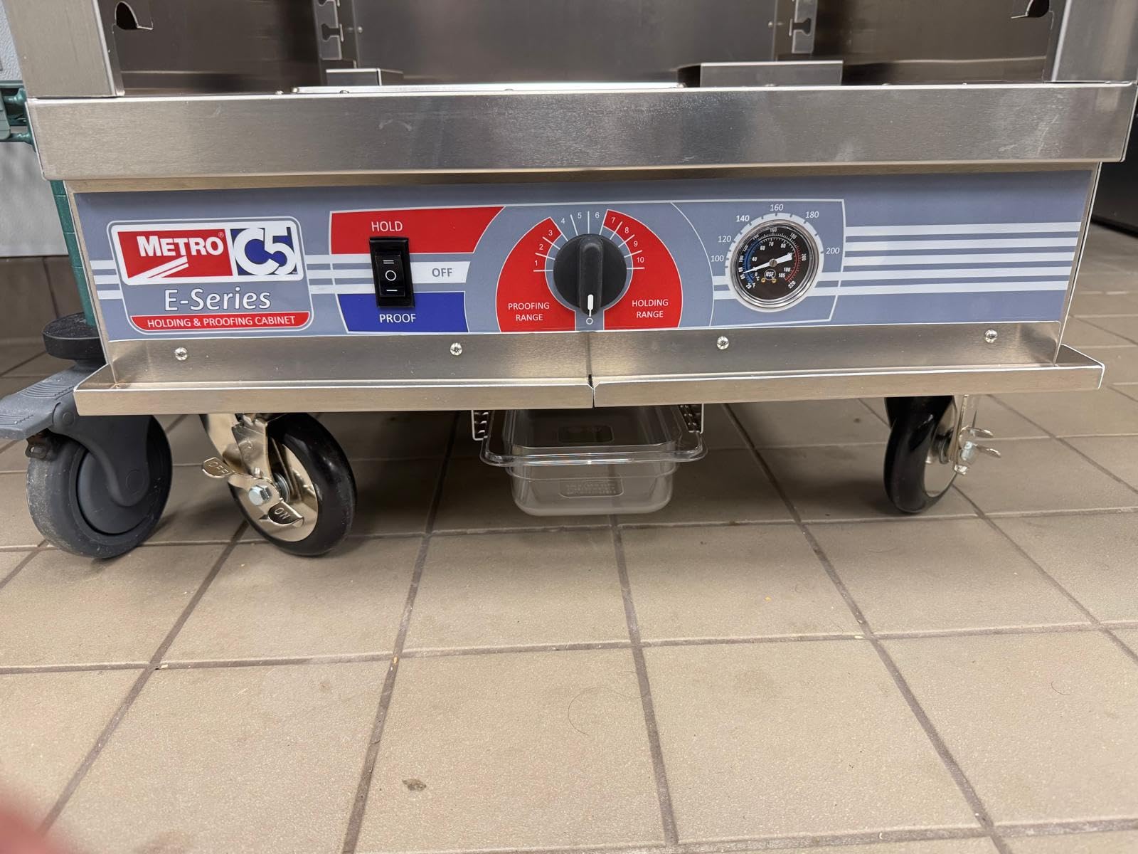 METRO C5E5-CFC-U C5 E-Series Hot Holding and Proofing Cabinet, Half Height, Full Length Clear Door, Universal Wire Slides, 2000W, 120V customer photo 1