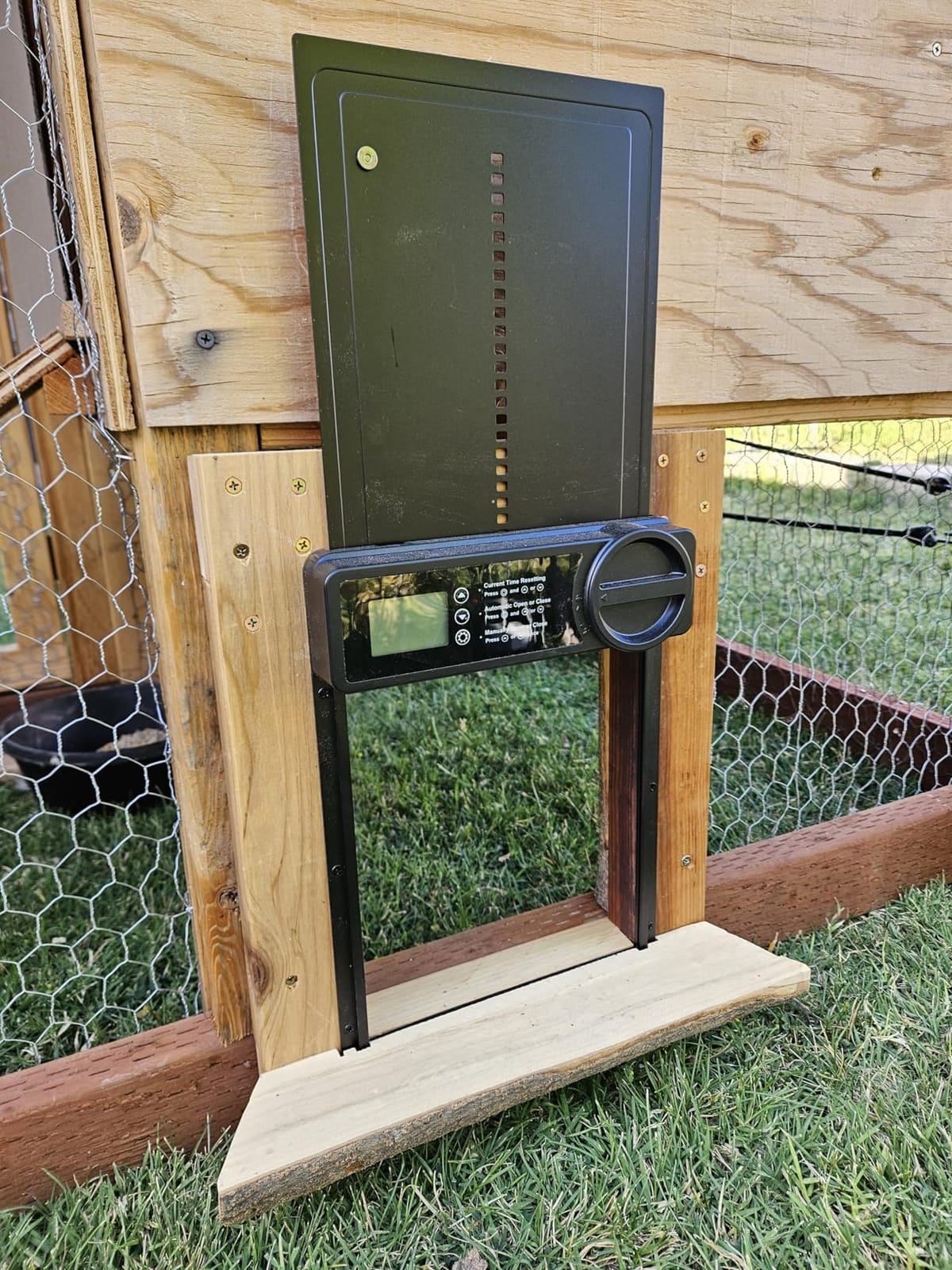 Automatic Chicken Coop Door, Battery Powered with Smart Timer & Anti-Pinch | Aluminum Alloy Door, LCD Display, Low Battery Reminder, Waterproof, Electric Auto Open/Close for Hens, Ducks, Geese Poultry customer photo 1