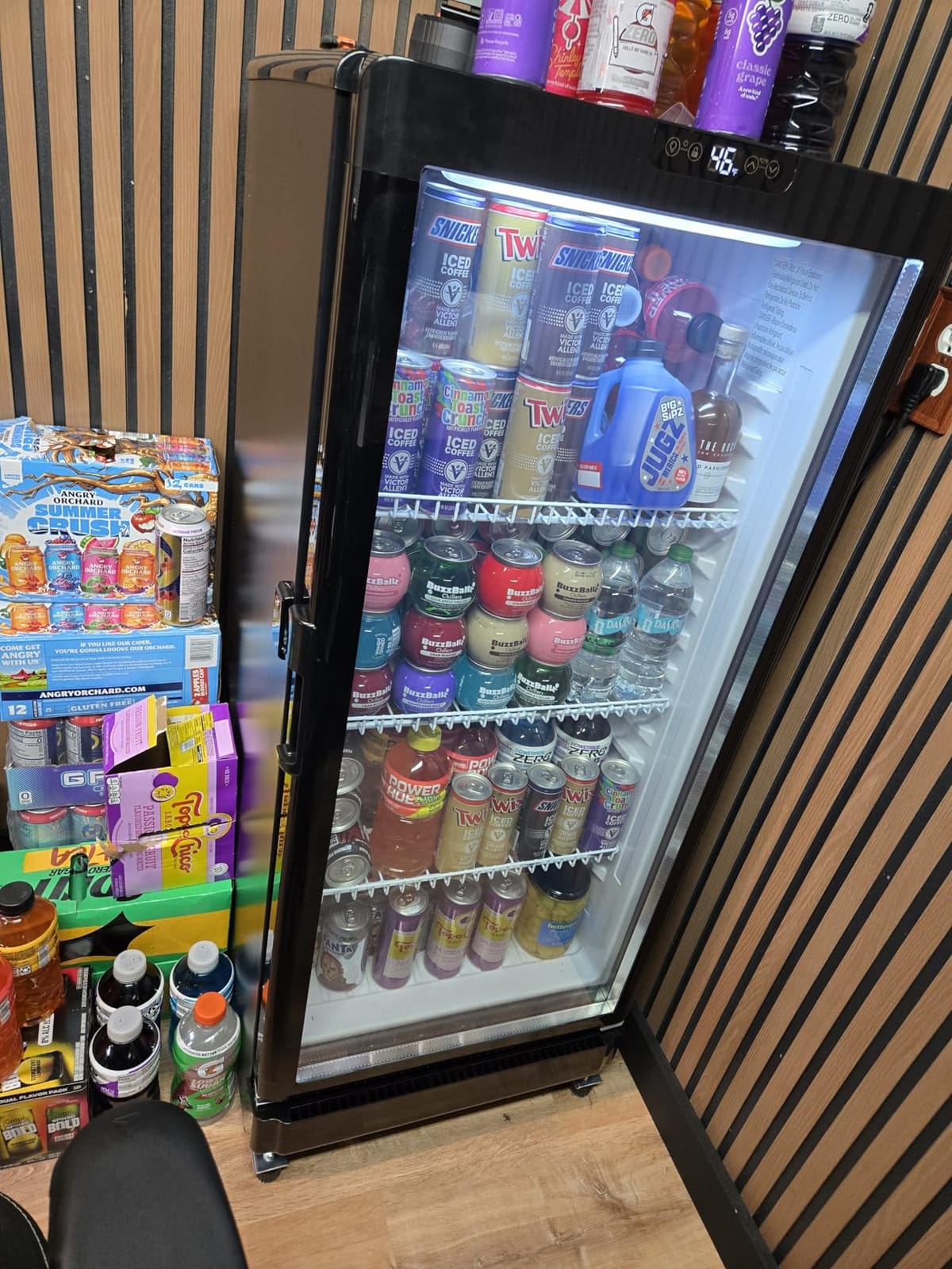 6 Cu.Ft Commercial Beverage Fridge with Glass Door | Double-Tempered Glass, Locking Key & LED, Indoor/Outdoor Use, Bar/Office/Restaurant, Adjustable Shelves, Energy Efficient customer photo 1