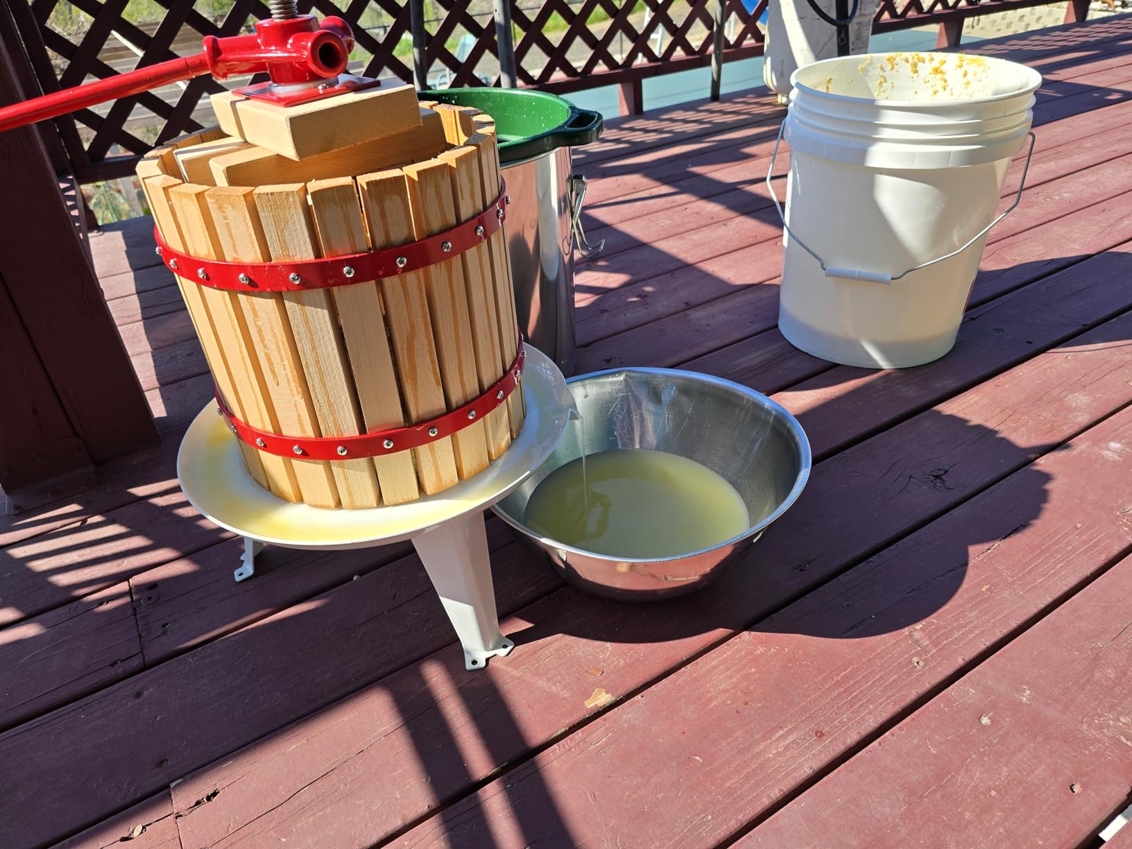 VEVOR 1.6 Gal/6L Fruit Wine Press, Solid Wood Basket with 8 Blocks, Heavy Duty Manual Juice Maker, Cider Apple Grape Tincture Honey Olive Oil Making Press with Handle for Kitchen, Home customer photo 1