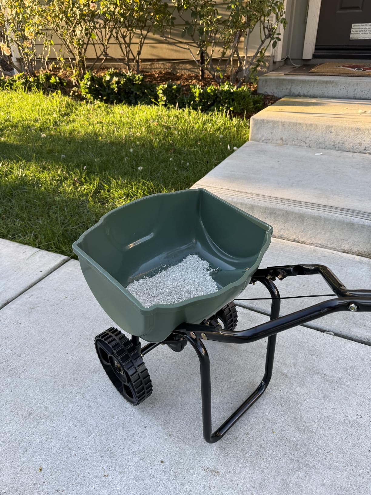 Amazon Basics Fertilizer Spreader for Lawn, Evenly Spreading, Multi-Gear System, Covers 5000 Square Feet per Load, 33 Pounds customer photo 2