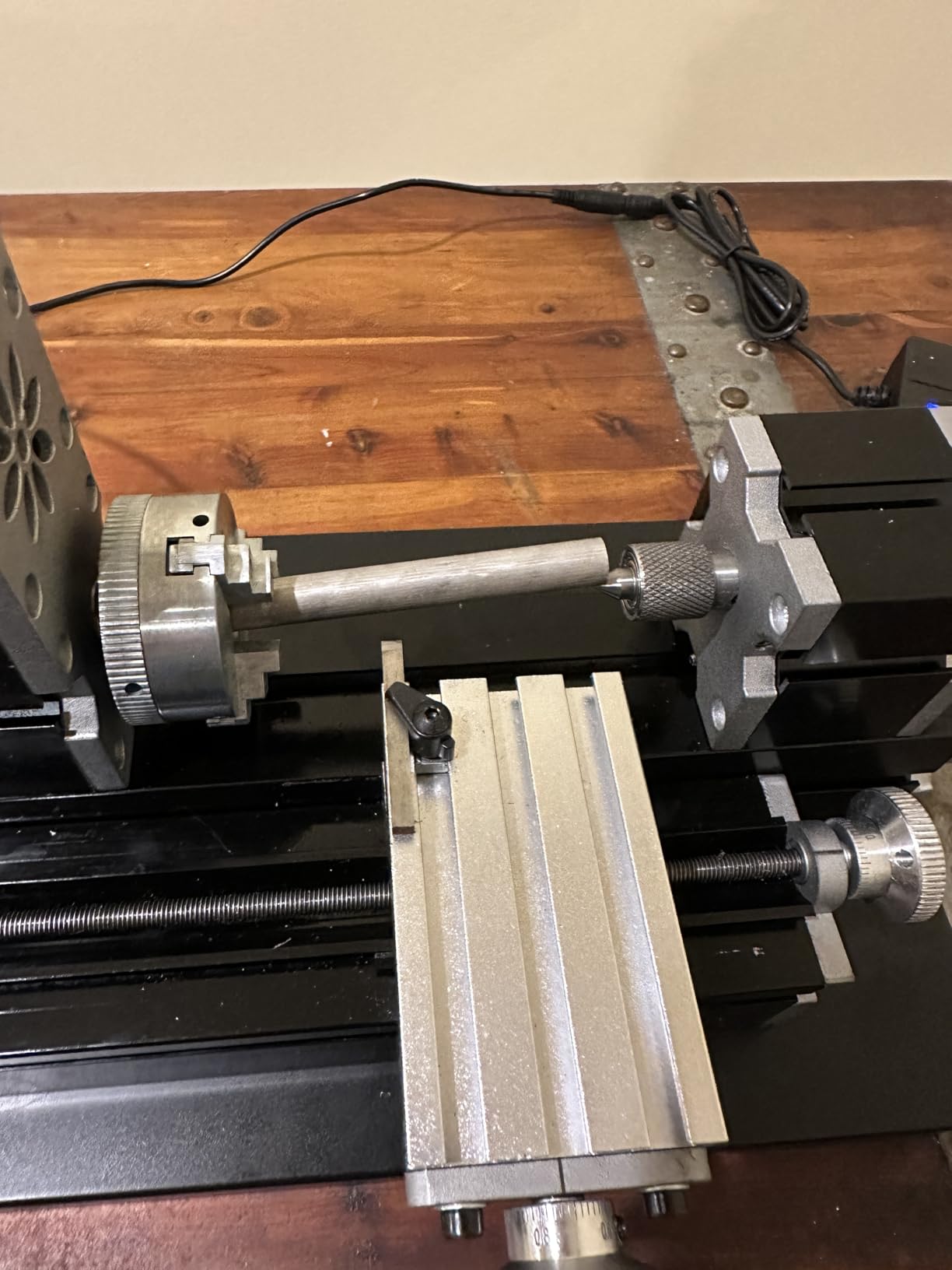VEVOR Didactical Mini Metal Lathe Machine, 2.76 x 5.12 in, 36W Power Metal Lathe, 20,000 RPM Speed, with 3-jaw Chuck, Aluminum Alloy Handwheel, for Processing Precision Parts Soft Metals Wood Plastics customer photo 1