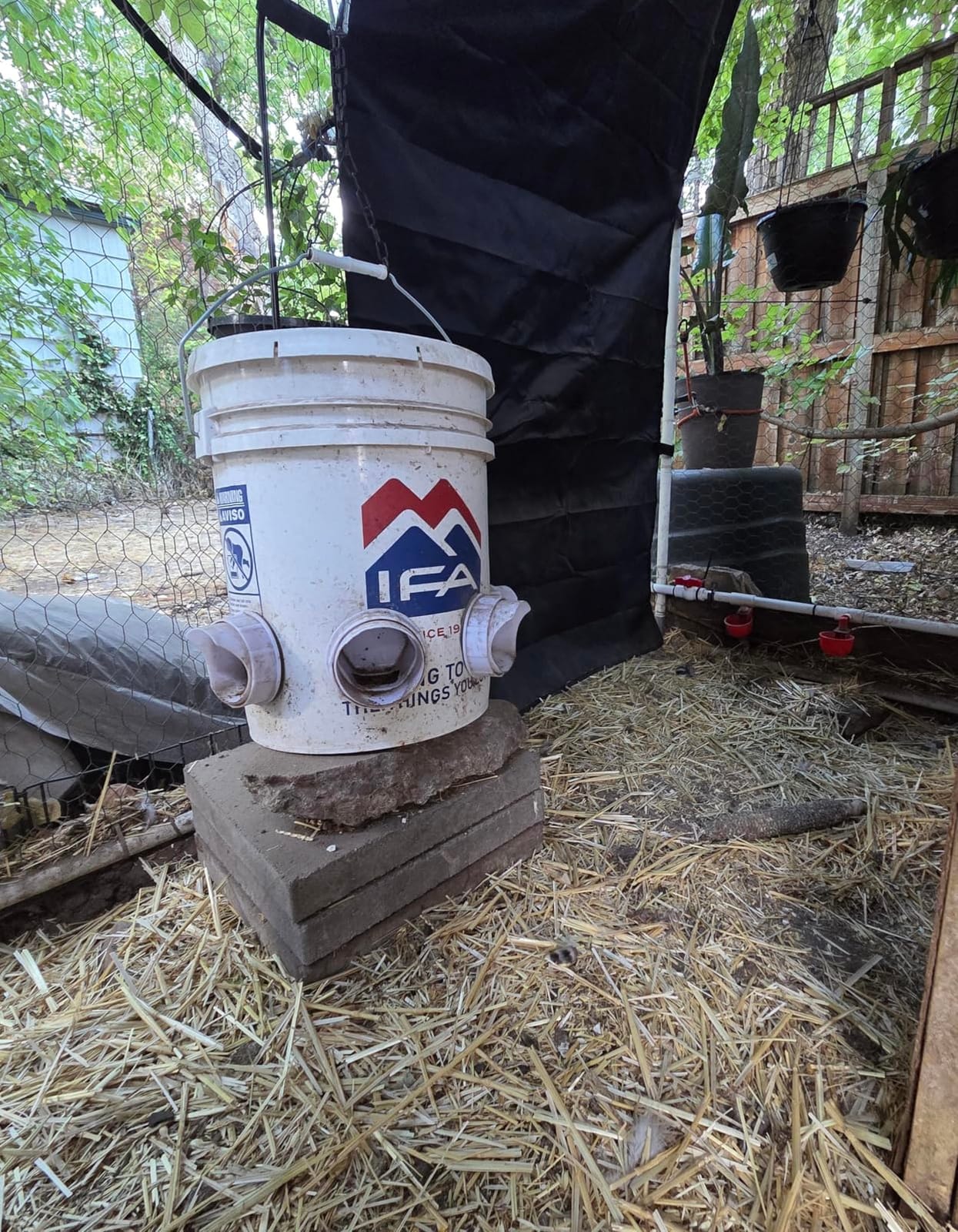 Metal Chicken Feeder 40lb, No Waste Automatic Chicken Feeder with Window, Galvanized Large Capacity Poultry Equipment, Rodent Proof, Rat Proof, Weatherproof Silo, Outdoor Coop, Comederos para Gallinas customer photo 1