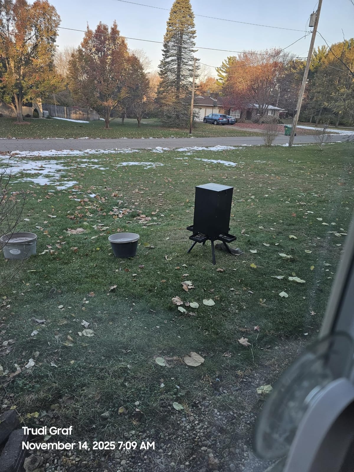 PROLEE 85lbs Deer Feeder, Weatherproof Deer Feeders with 4 Feeding Tray and 4-Leg Stand, Heavy Duty Metal Gravity Feeder for Deers and Wildlife (Black) customer photo 1