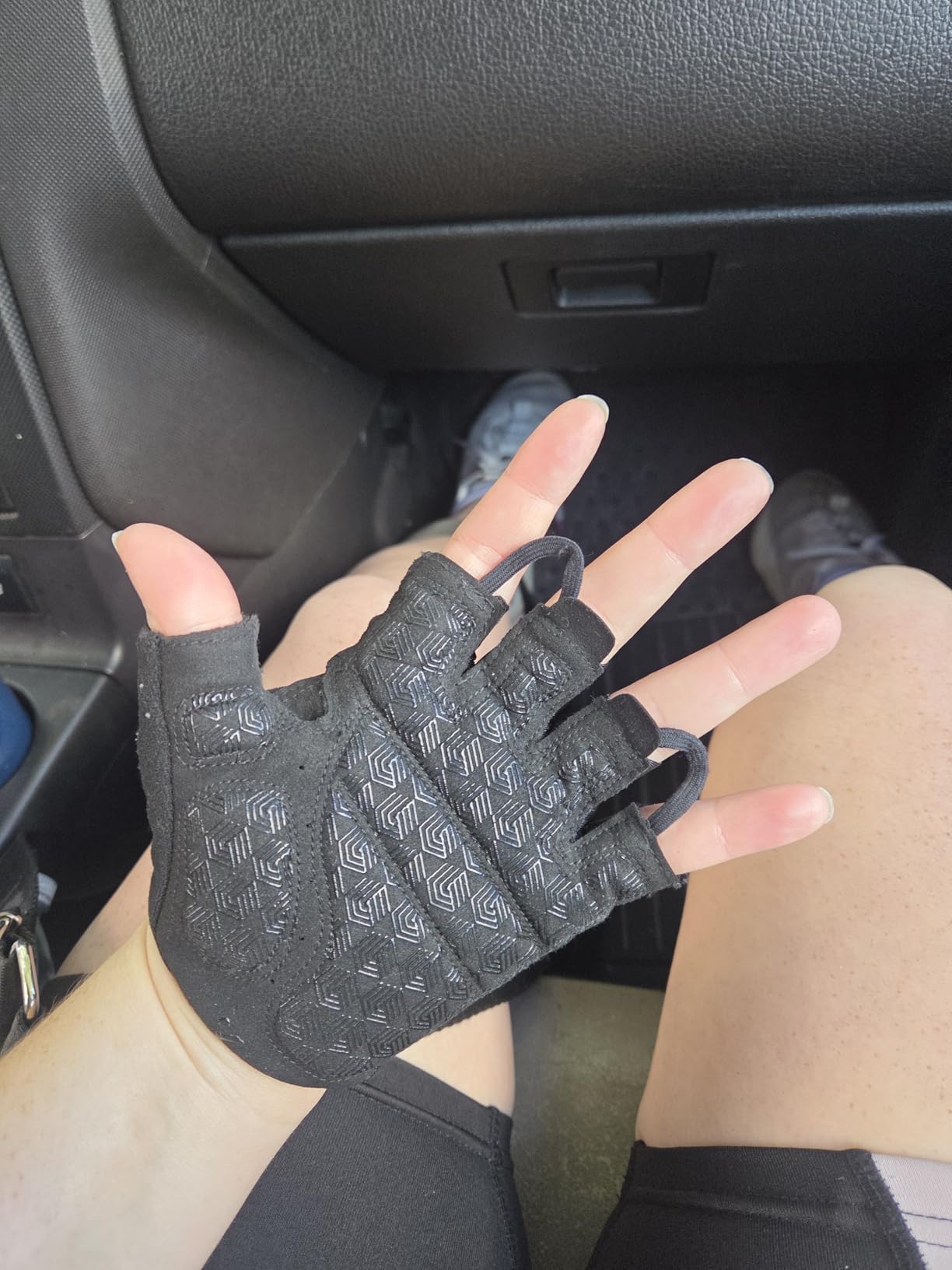 SIMARI Workout Gym Gloves with Wrist Wrap Support customer photo 2