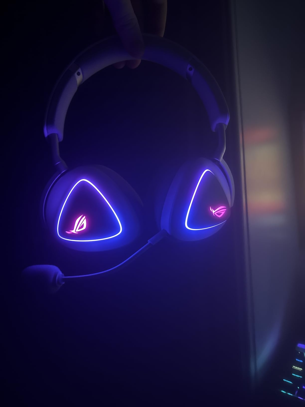 ASUS ROG Delta II Wireless Gaming Headset with Detachable Mic - White | Tri-Mode (BT, 2.4GHz, 3.5mm), 50mm Titanium-Plated Drivers, 110Hr Battery, Lightweight, for PC, PS5/4, Xbox, Switch, Mobile customer photo 2