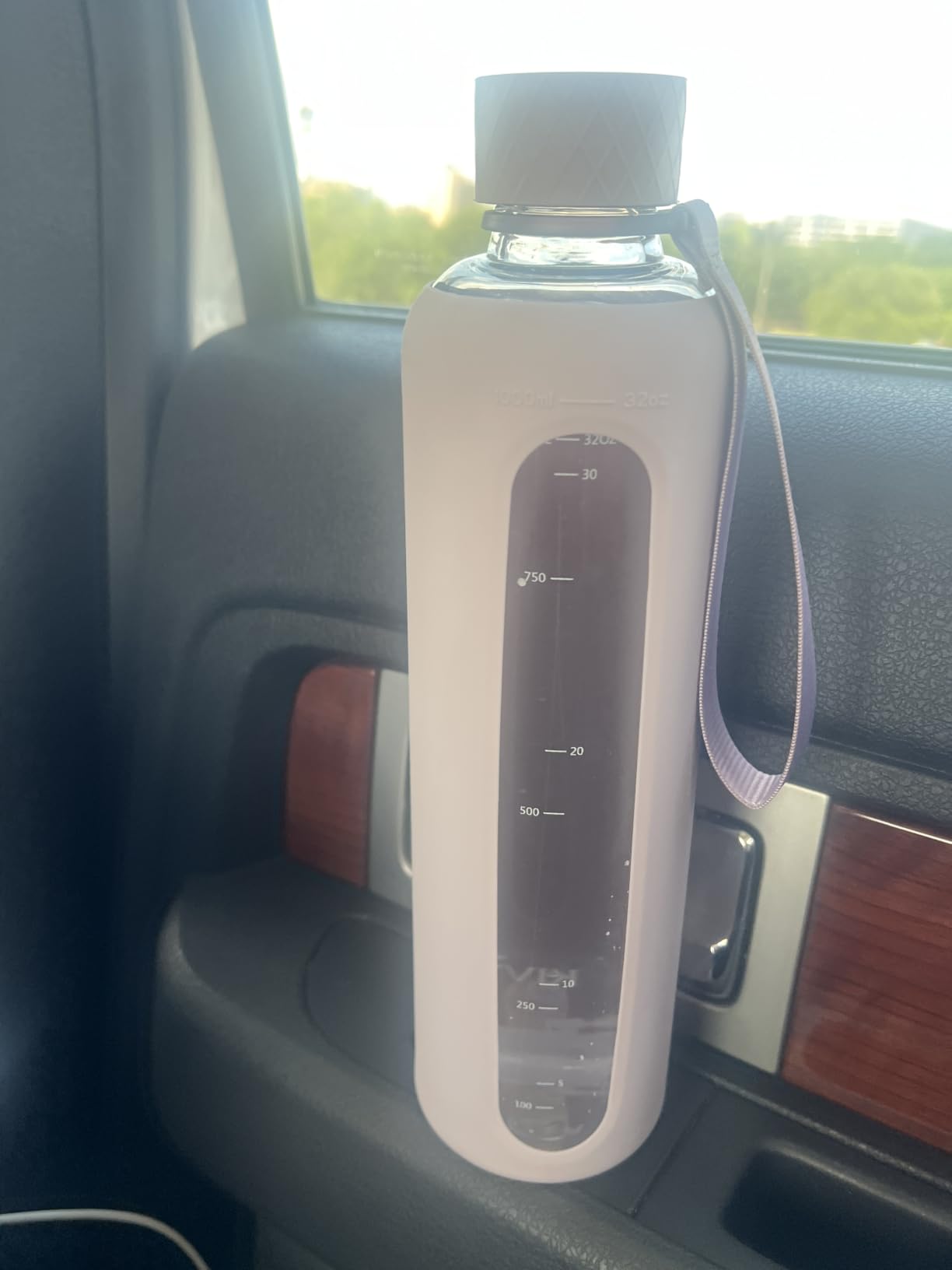 KIVY Glass Water Bottle with Silicone Sleeve 32 oz [WITH MEASUREMENT] - Borosilicate Glass Water Bottle Screw Top - Clear Bottles with Measurement Marking - Slim Waterbottle Aesthetic - Dark Green customer photo 1
