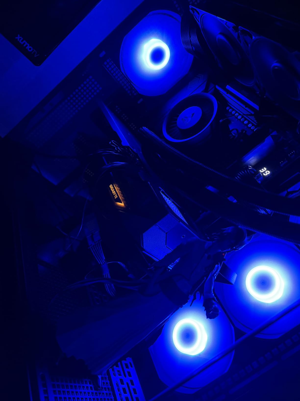 GIGABYTE Radeon™ RX 9070 XT Gaming OC ICE 16G Graphics Card (16GB GDDR6, 256-bit, PCIe 5.0, HDMI/DP 2.1, 2.7 Slot, Hawk Fan, Server-Grade Thermal Gel, Reinforced Structure) customer photo 2