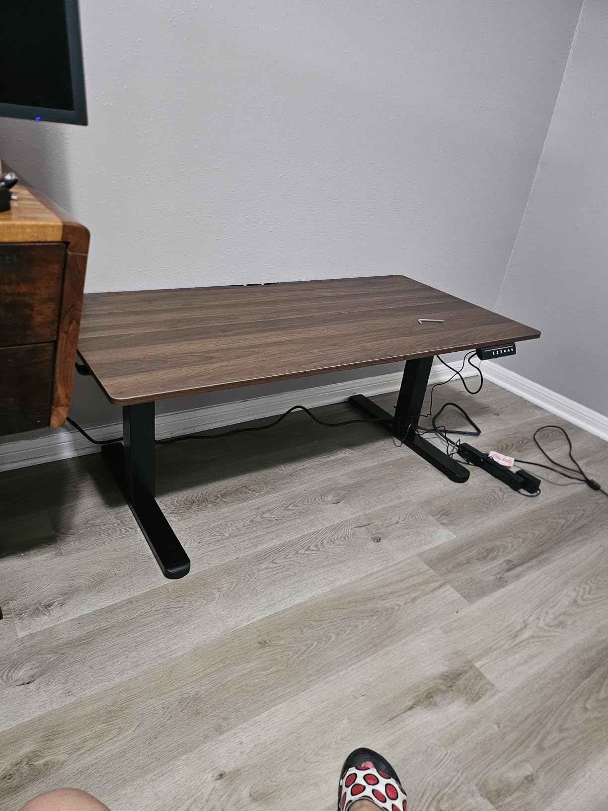 ErGear Low Height Adjustable Desk, Lifts 18.9-28.4 Inches, 35 X 20 Inches Electric Standing Desk for Kids, 4 Height Memory Settings & Storage Hooks, Home Office Computer Table & Study Desk, Natural customer photo 2
